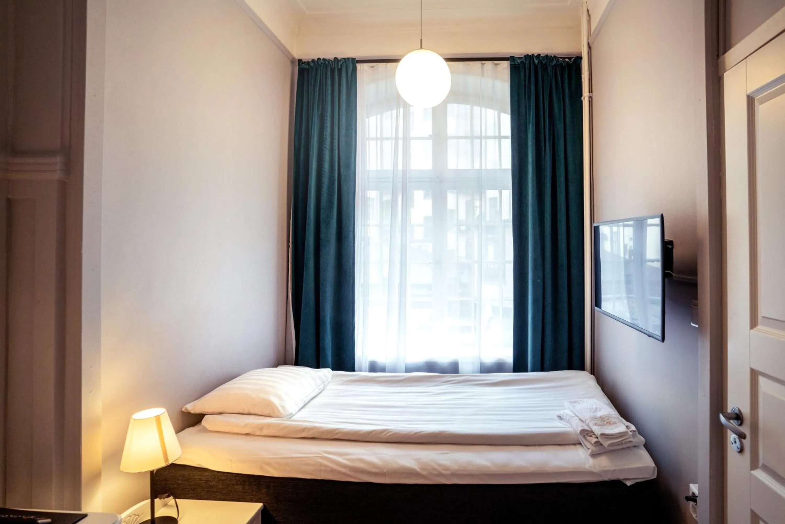 Bed in Queen's Hotel by First Hotels