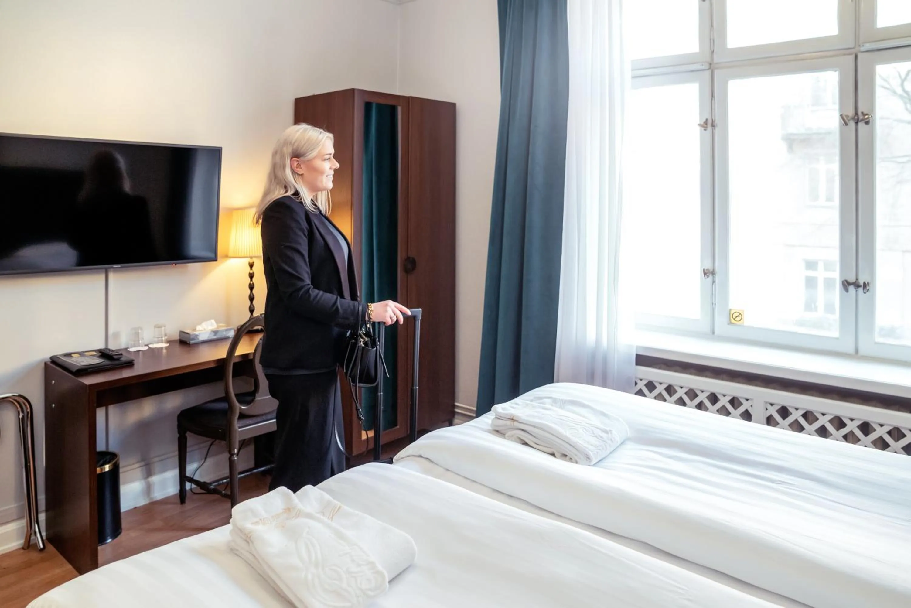 Bedroom, Bed in Queen's Hotel by First Hotels