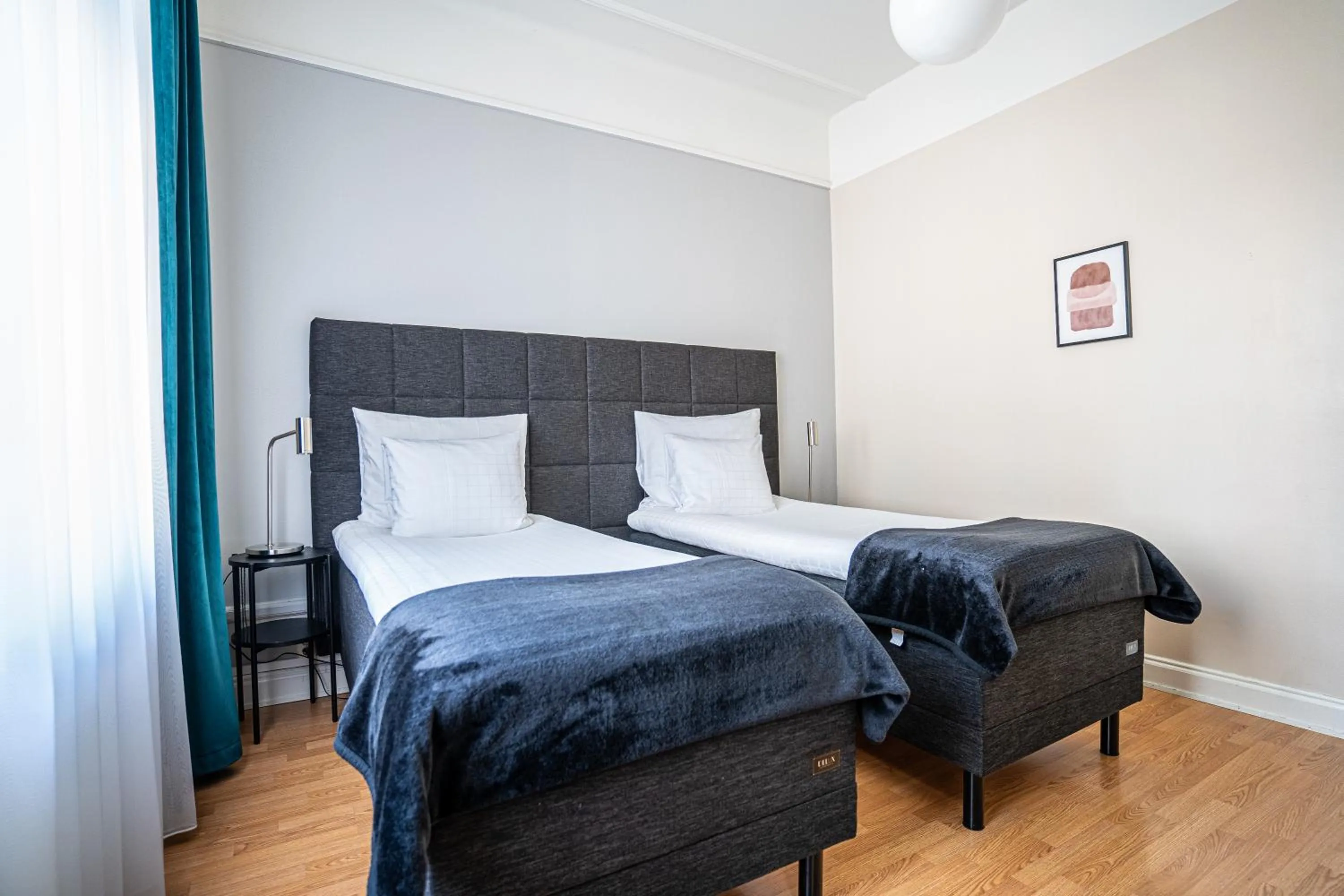 Bed in Queen's Hotel by First Hotels