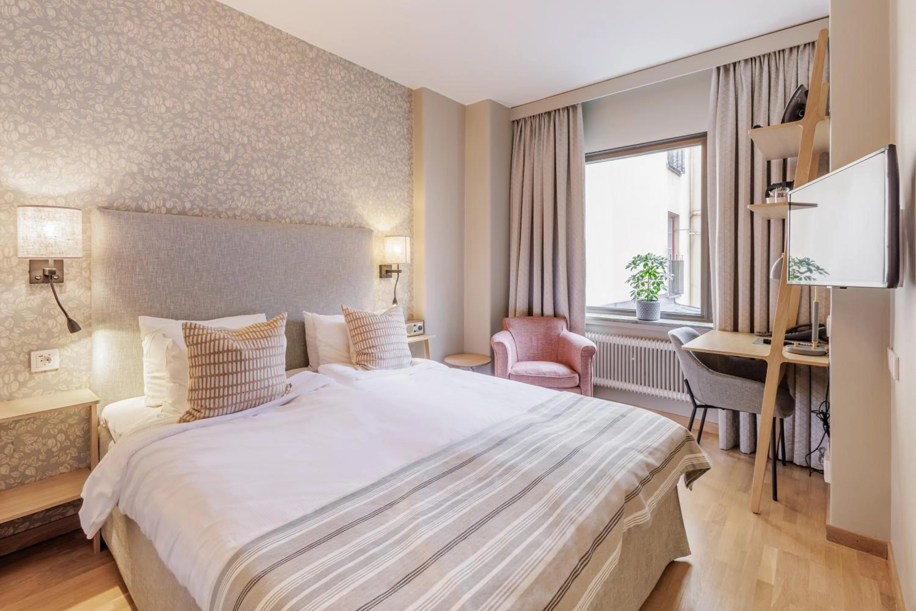 Photo of the whole room, Bed in Home Hotel Wellington