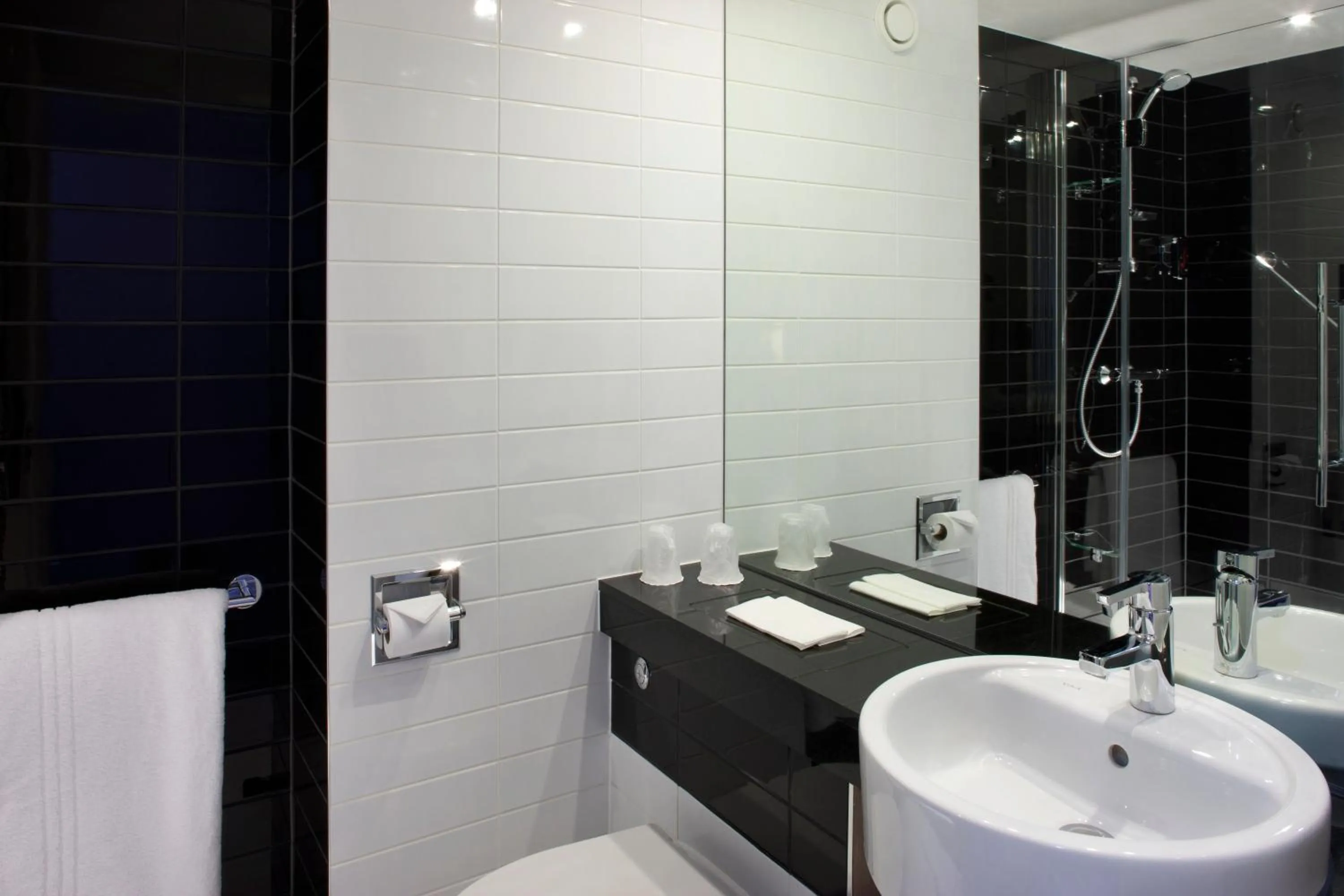 Bathroom in Holiday Inn Express Tamworth by IHG