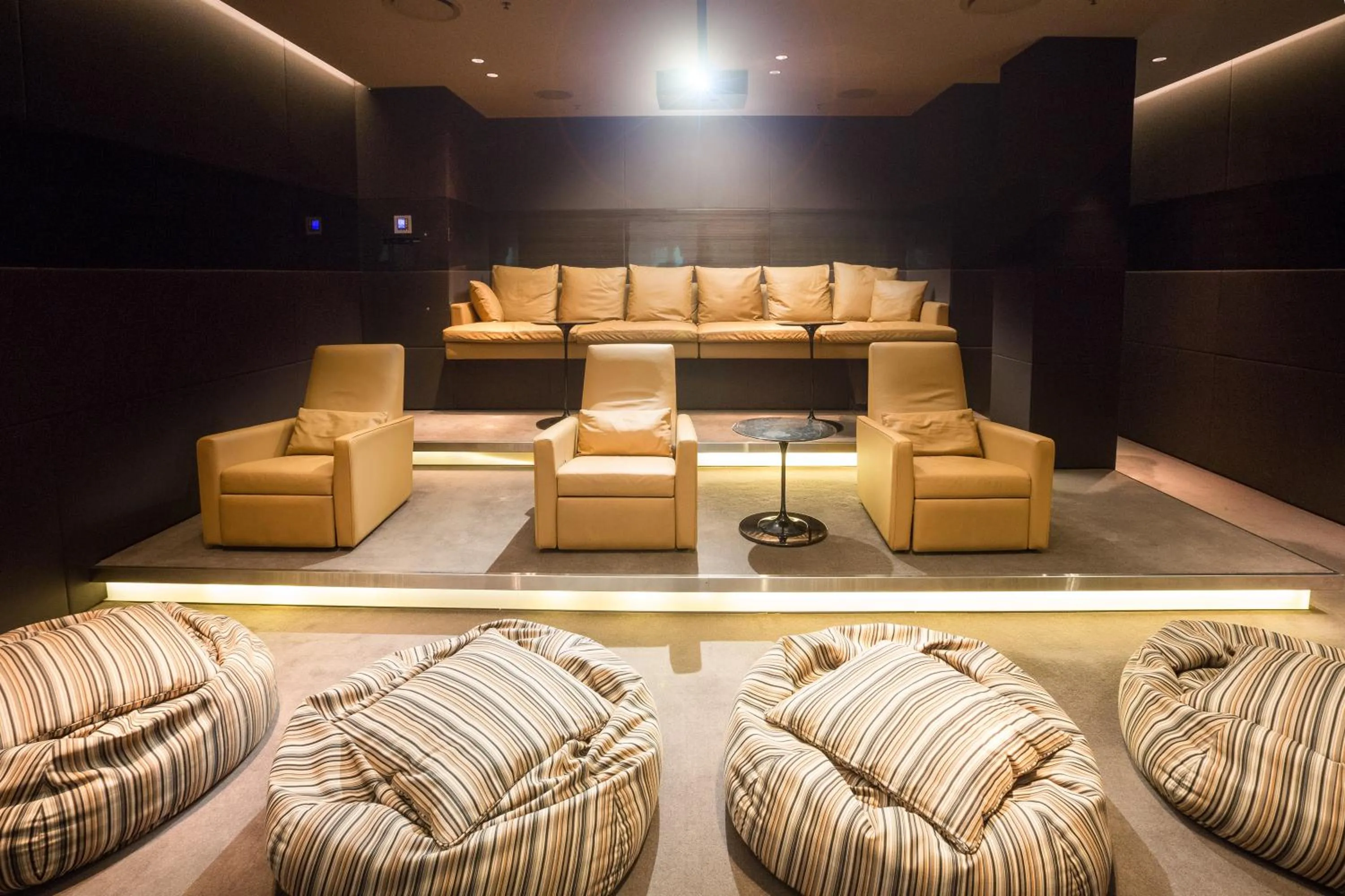 Entertainment in Nirvana By The Sea