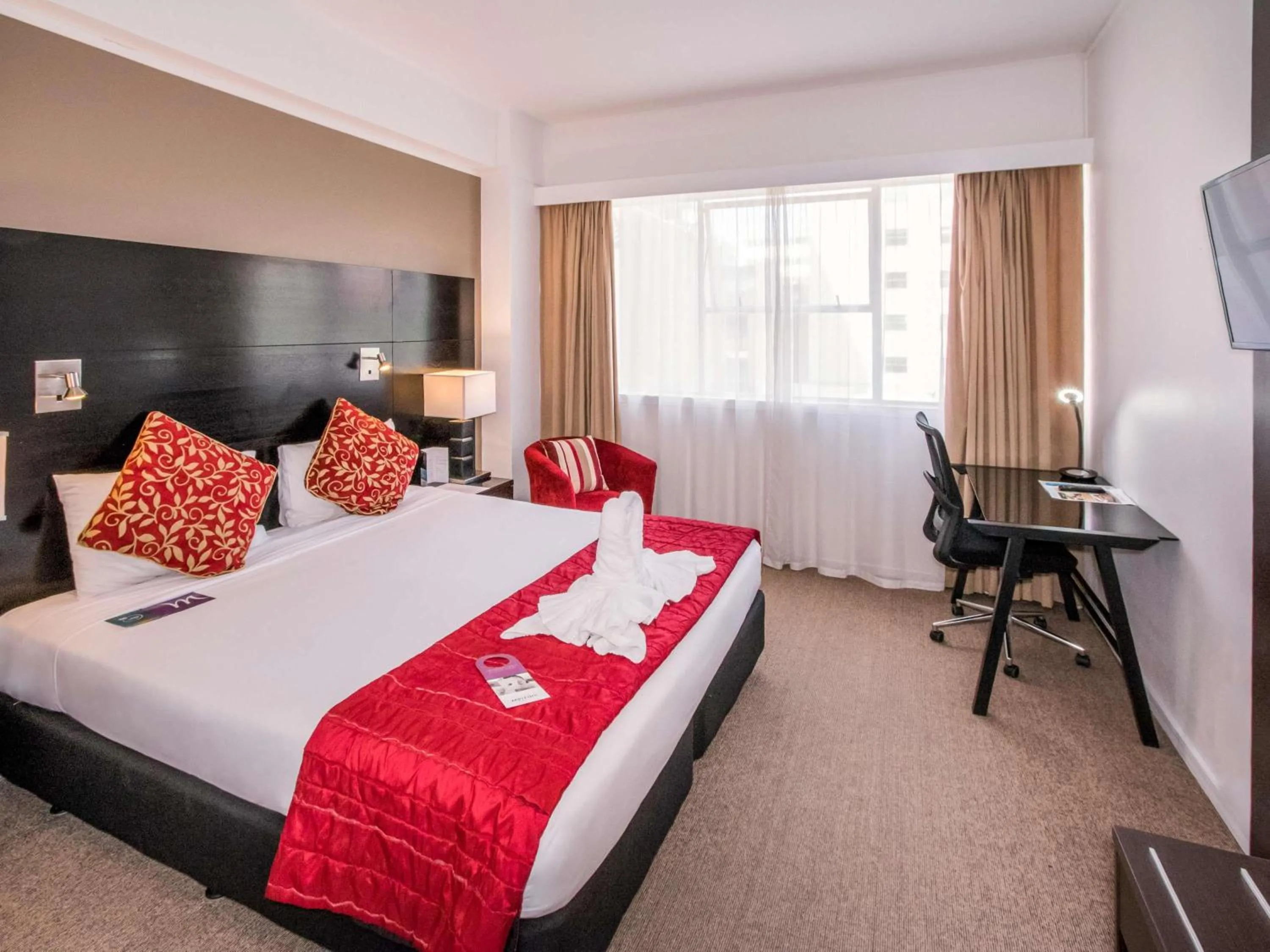 Bedroom, Bed in Mercure Wellington Abel Tasman