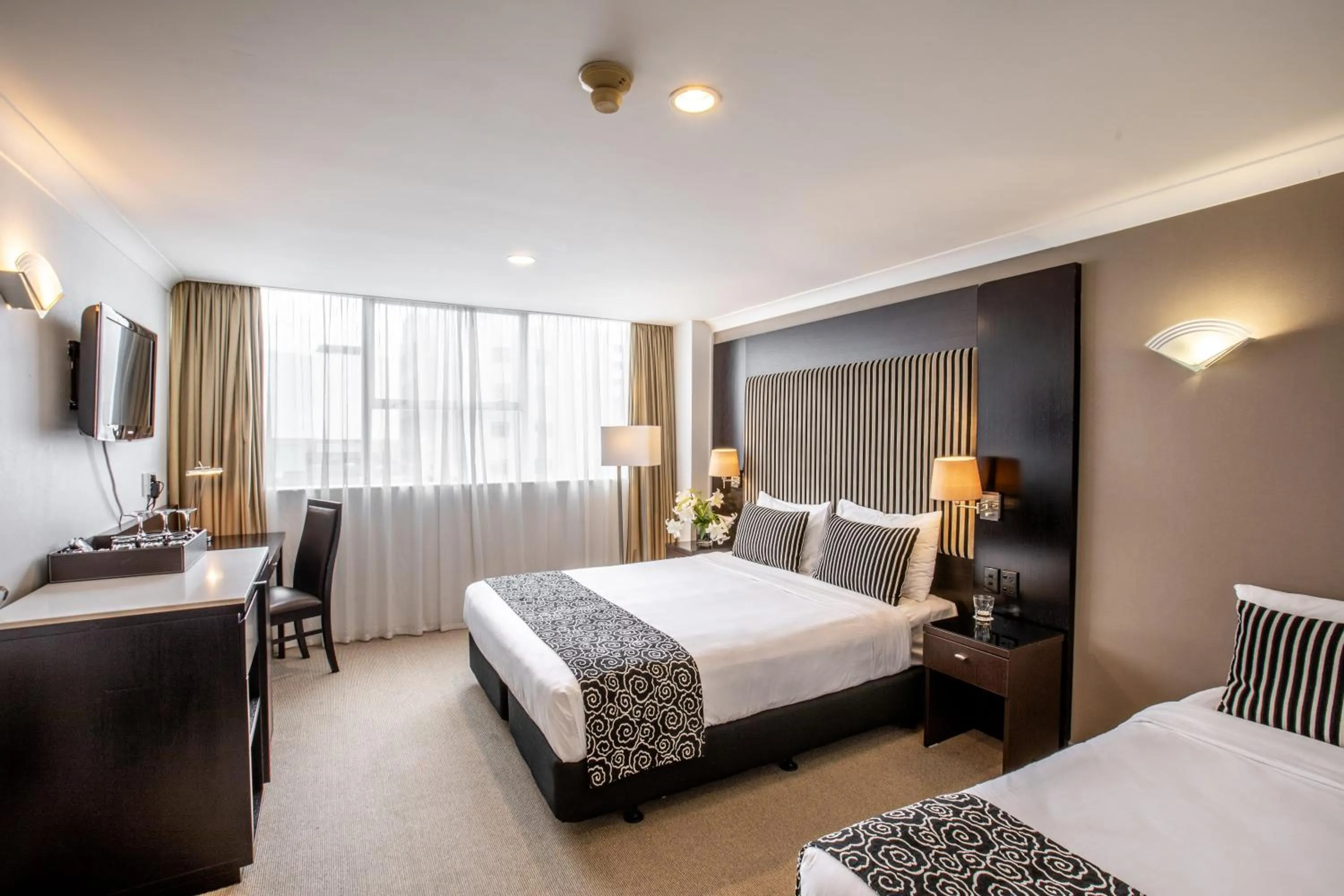 Photo of the whole room, Bed in Mercure Wellington Abel Tasman