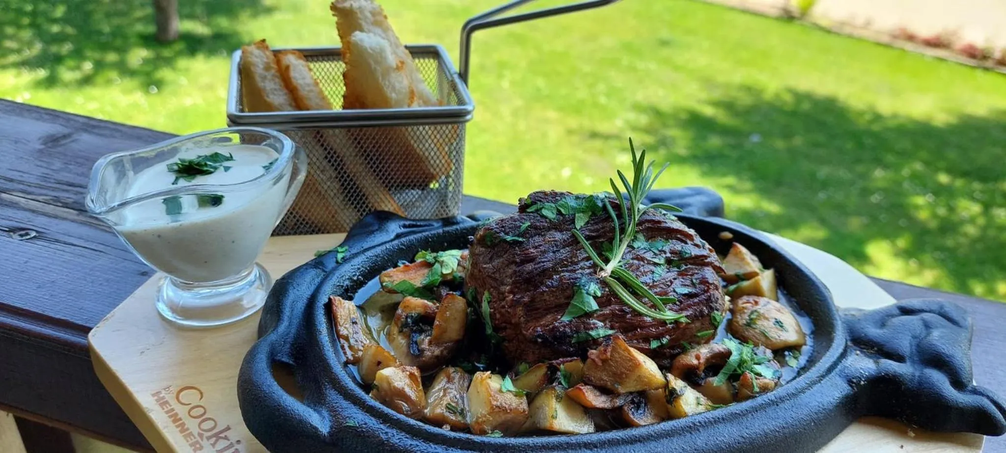 Restaurant/places to eat in Pension Elegance