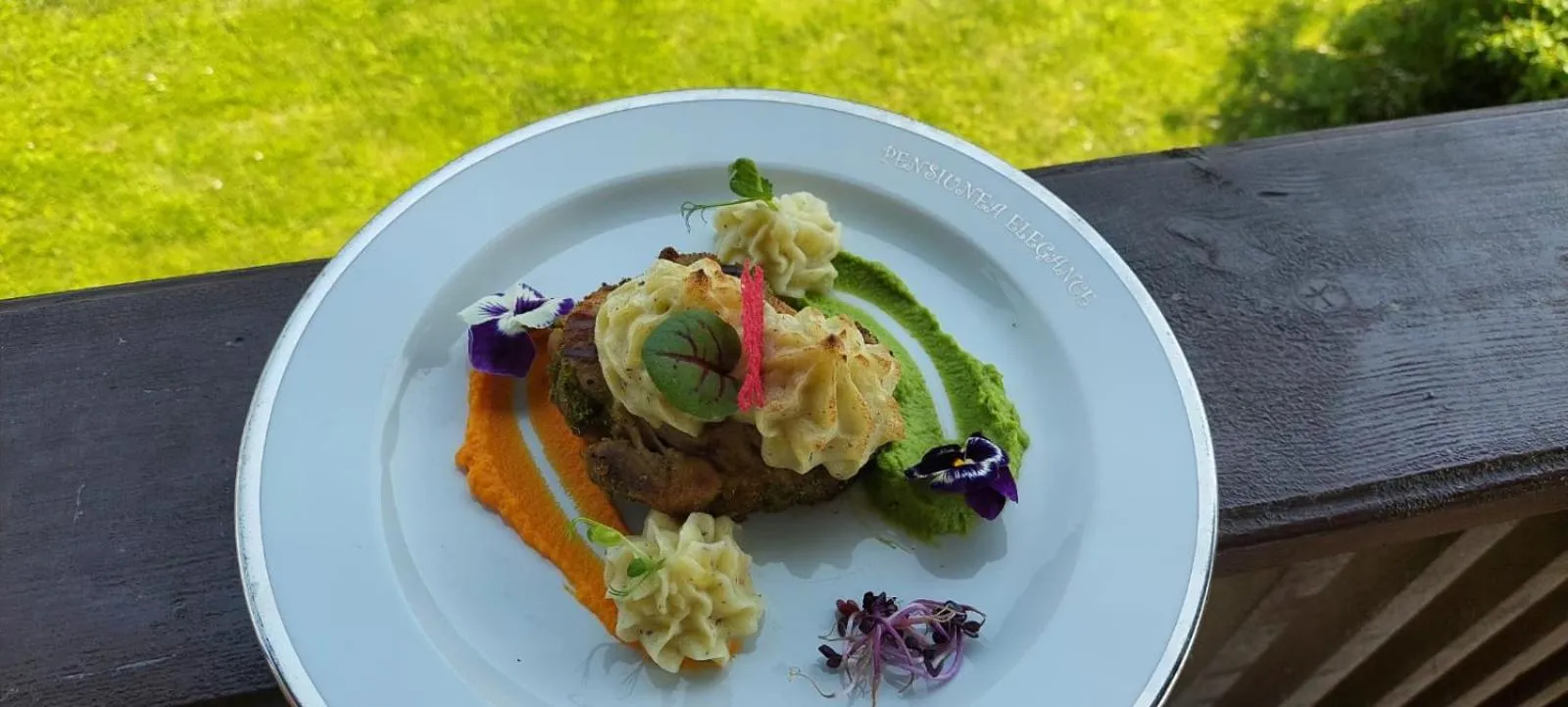 Lunch in Pension Elegance