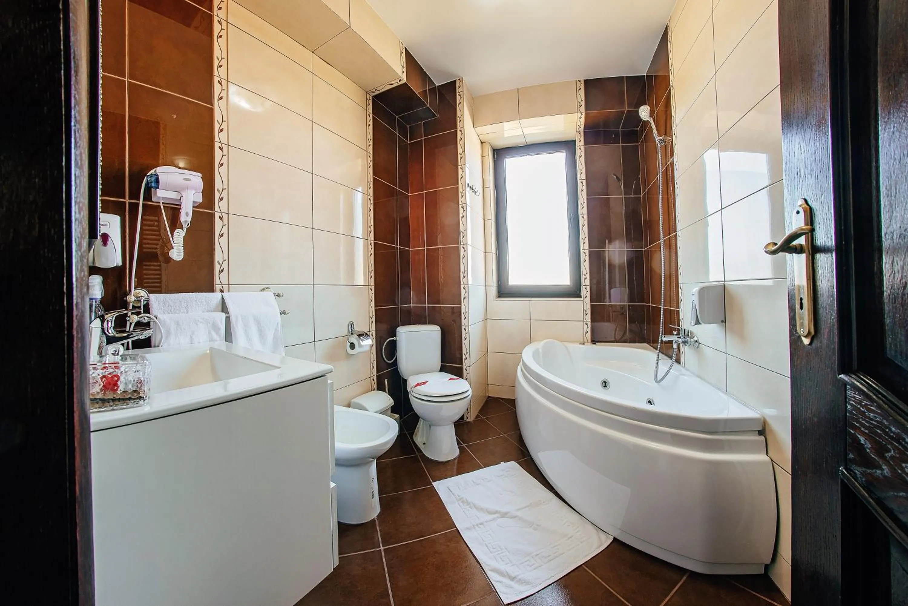 Hot Tub in Pension Elegance