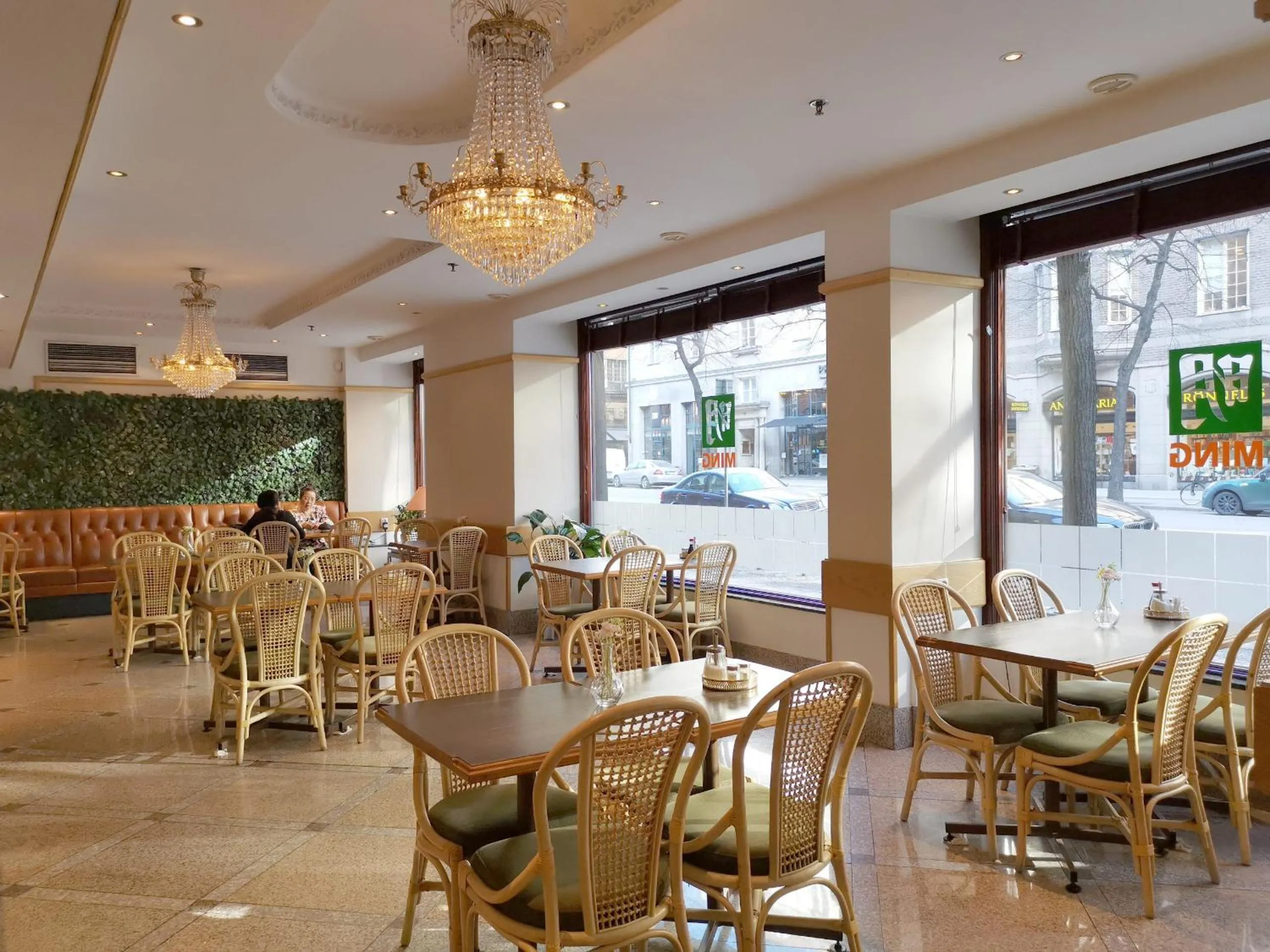 Restaurant/places to eat in Crystal Plaza Hotel