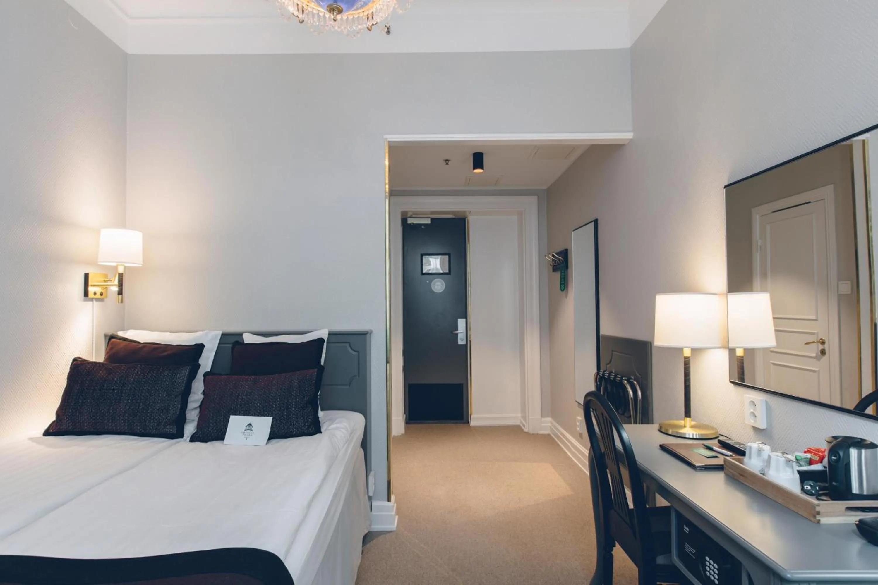 Photo of the whole room, Bed in Crystal Plaza Hotel