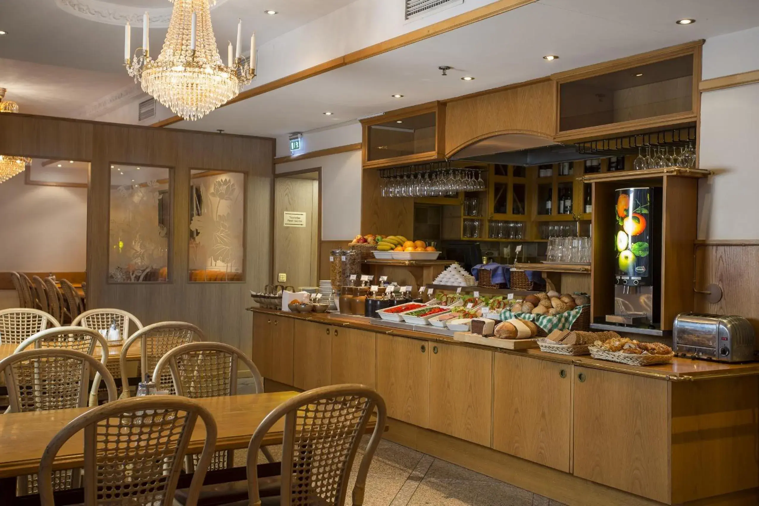 Restaurant/places to eat in Crystal Plaza Hotel Restaurant/places to eat in Crystal Plaza Hotel