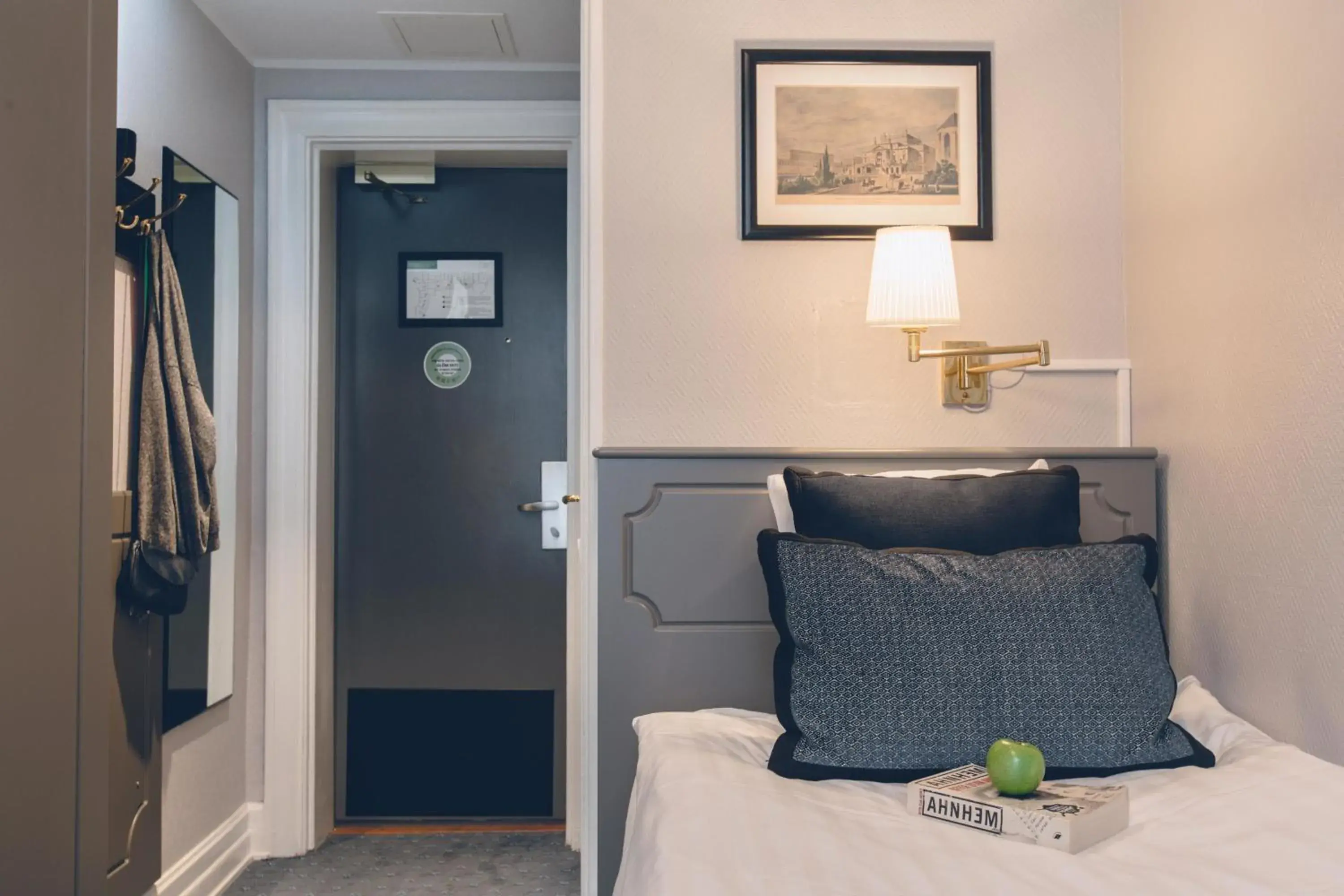 Decorative detail, Bed in Crystal Plaza Hotel Decorative detail, Bed in Crystal Plaza Hotel