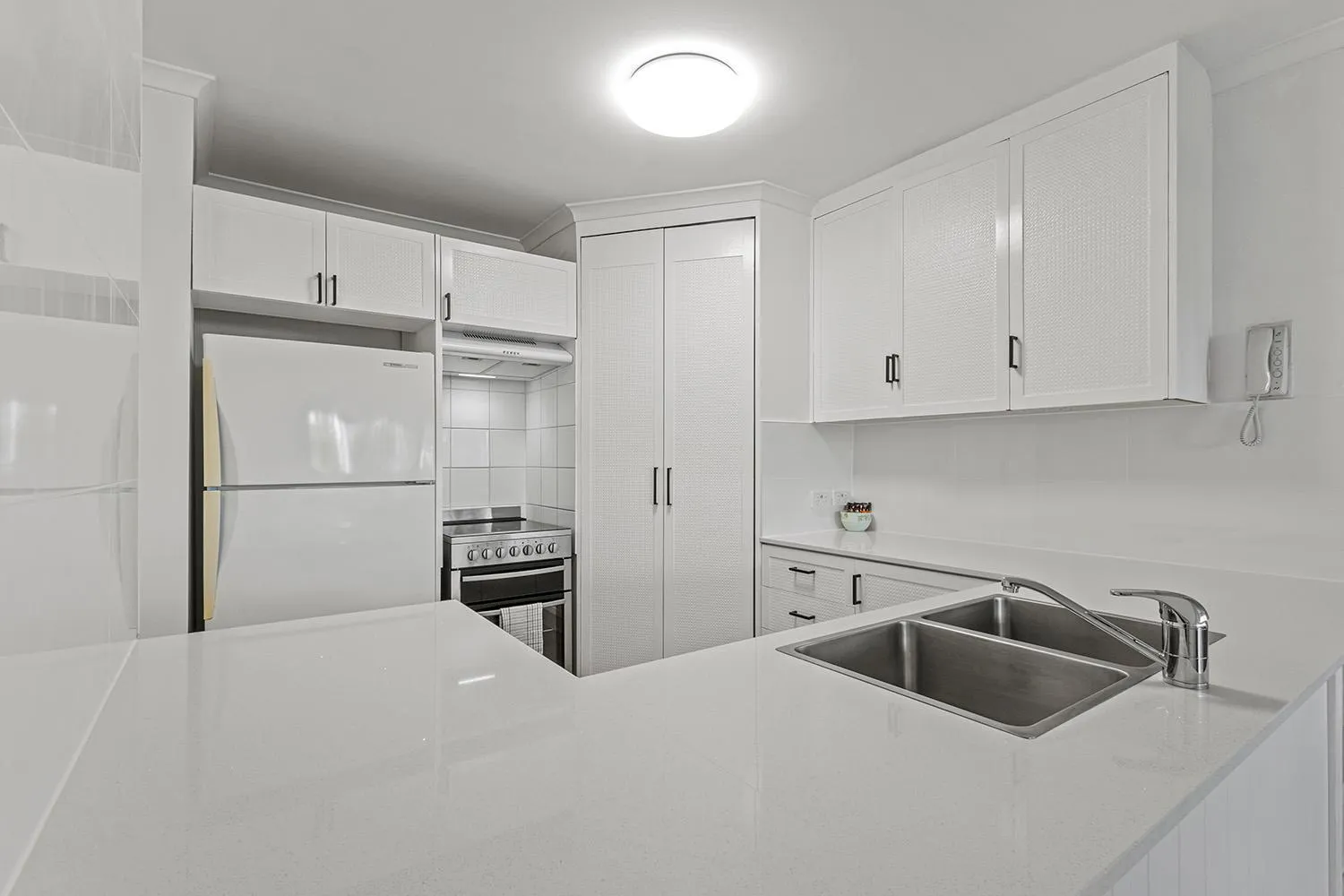 Kitchen or kitchenette in Malibu Apartments