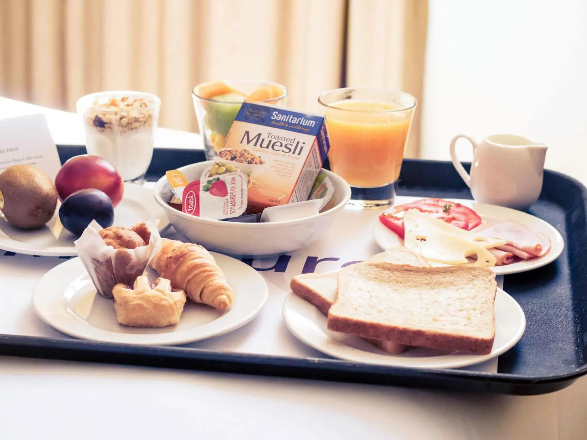 Breakfast in Mercure Wellington Central City Hotel and Apartments Breakfast in Mercure Wellington Central City Hotel and Apartments