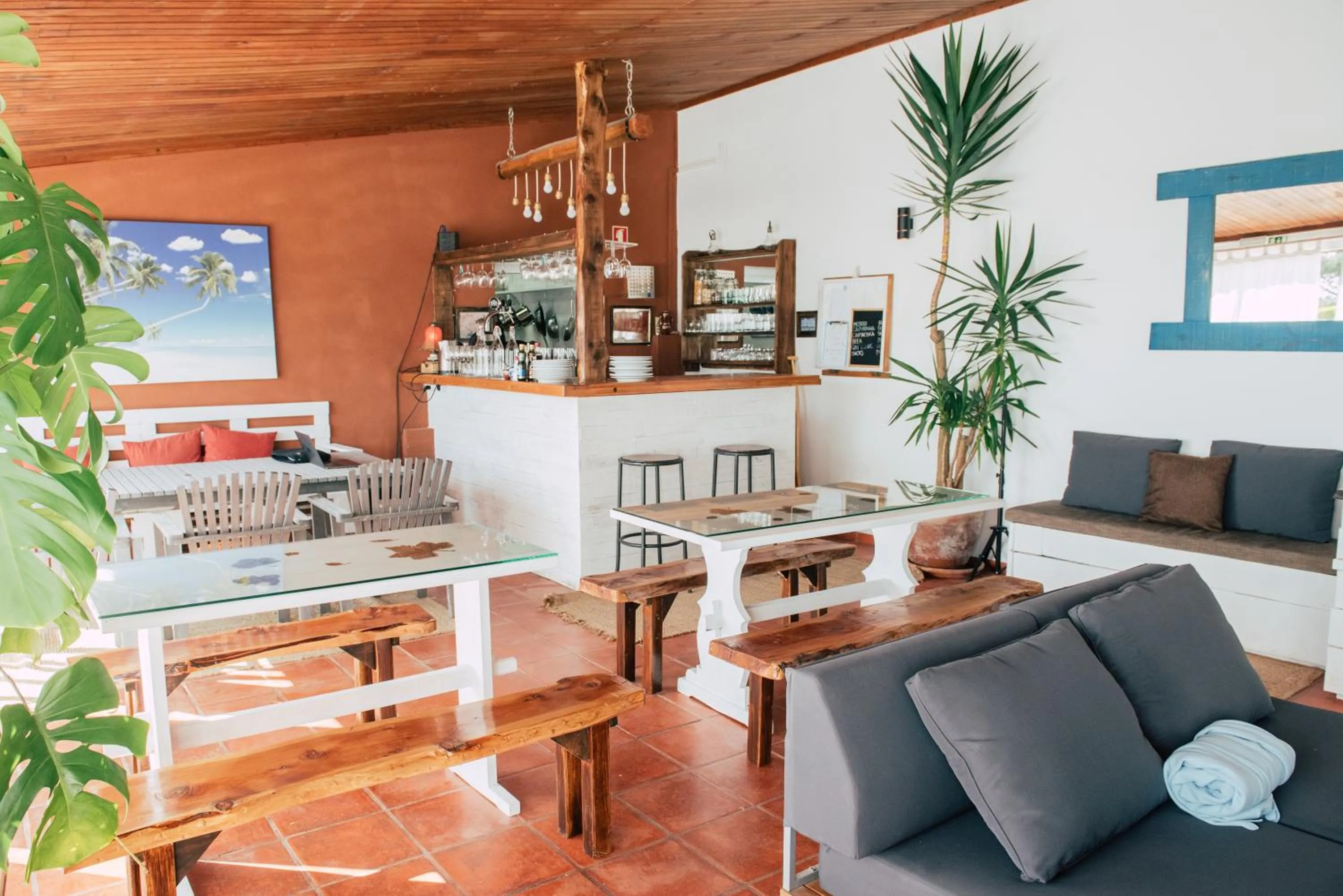 Communal lounge/ TV room in Surf Vilas by Laneez Ericeira