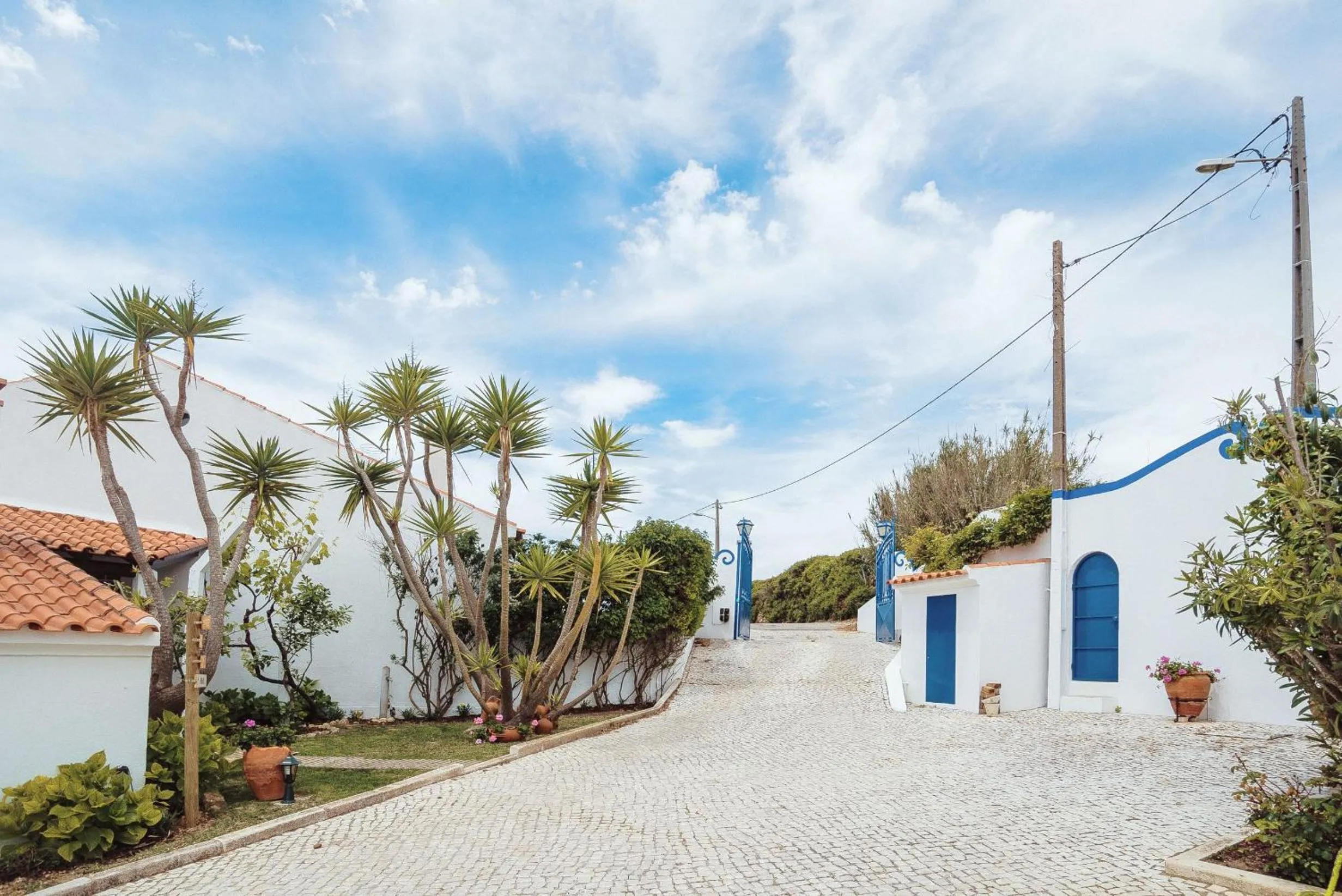 Facade/entrance in Surf Vilas by Laneez Ericeira