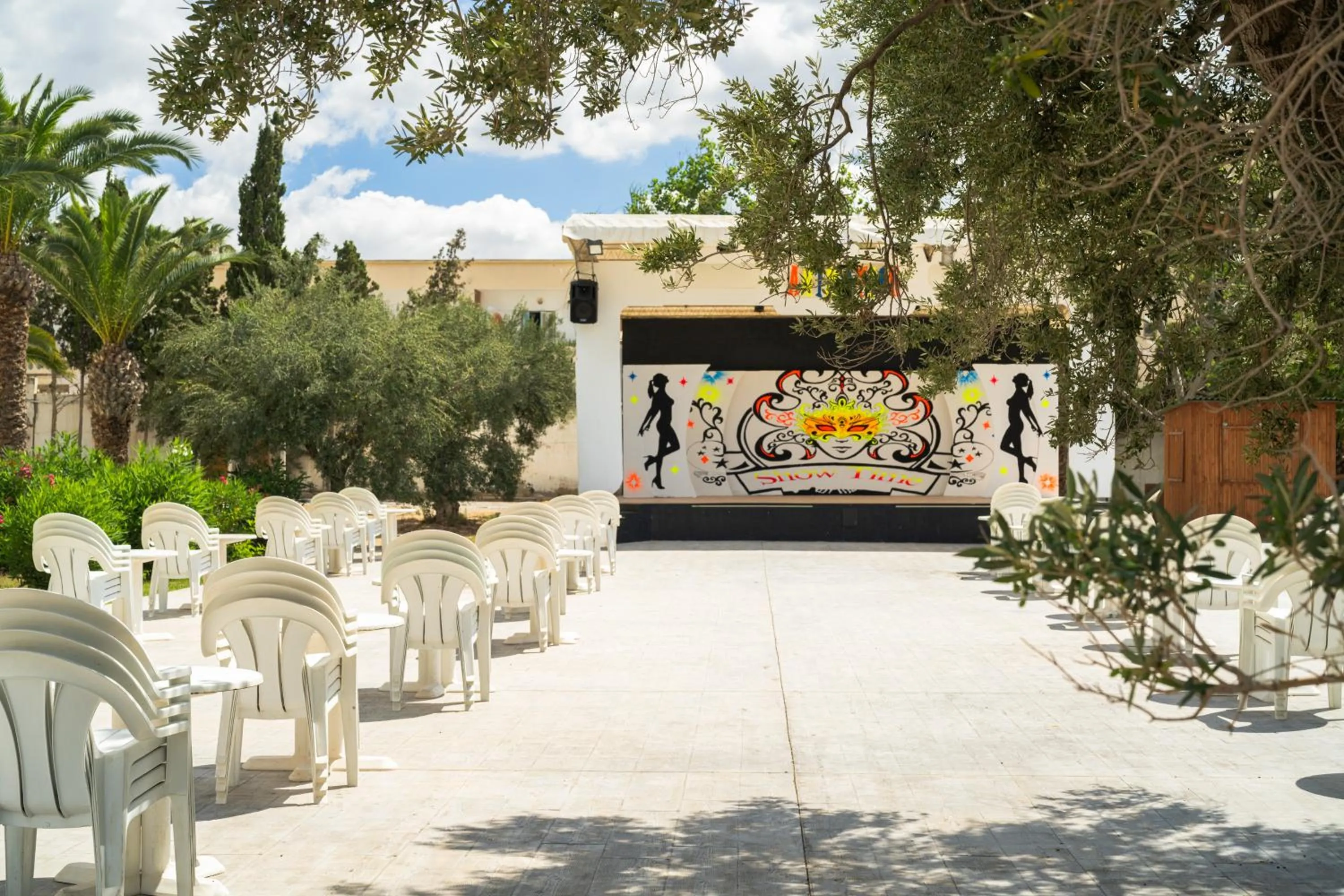 Evening entertainment in Dar Khayam