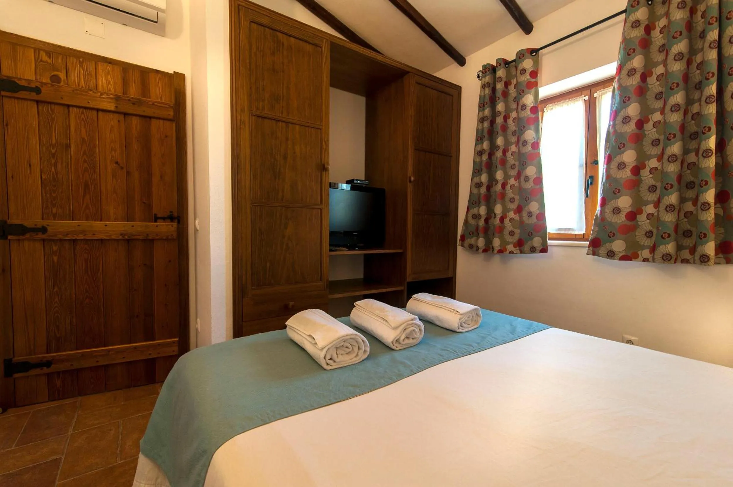 Photo of the whole room, Bed in Monte Da Galrixa