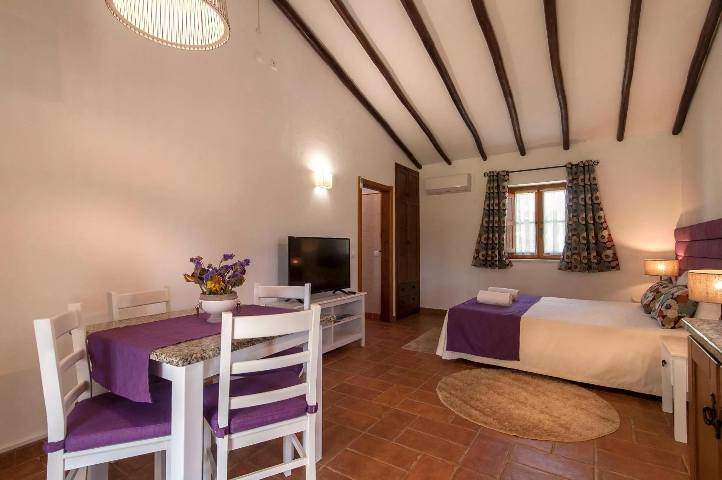 Photo of the whole room, Bed in Monte Da Galrixa