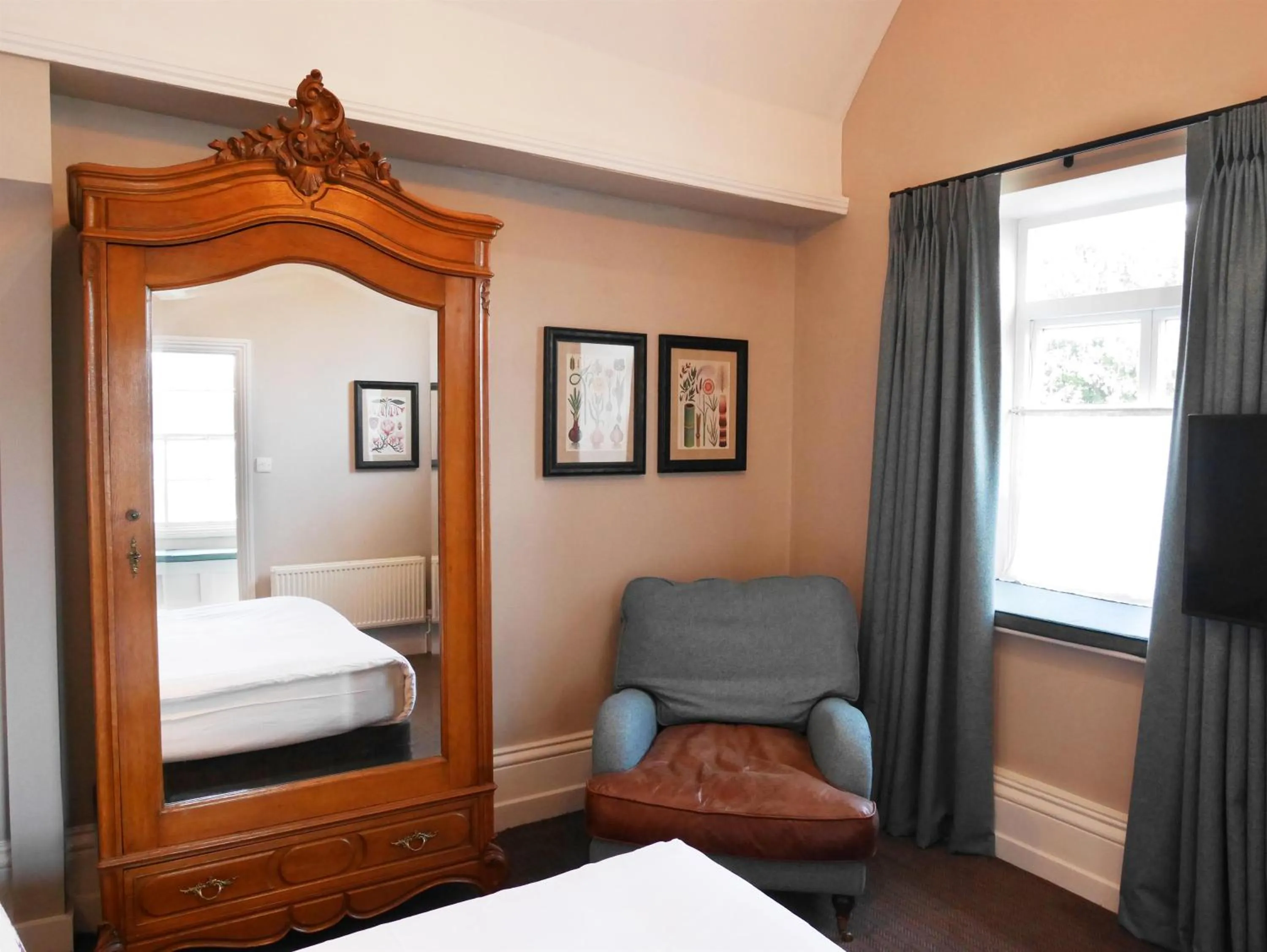 Seating area, Bed in The Fleece