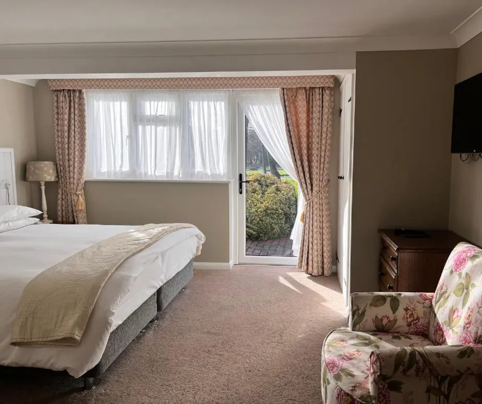 Bedroom, Bed in Crouchers Hotel