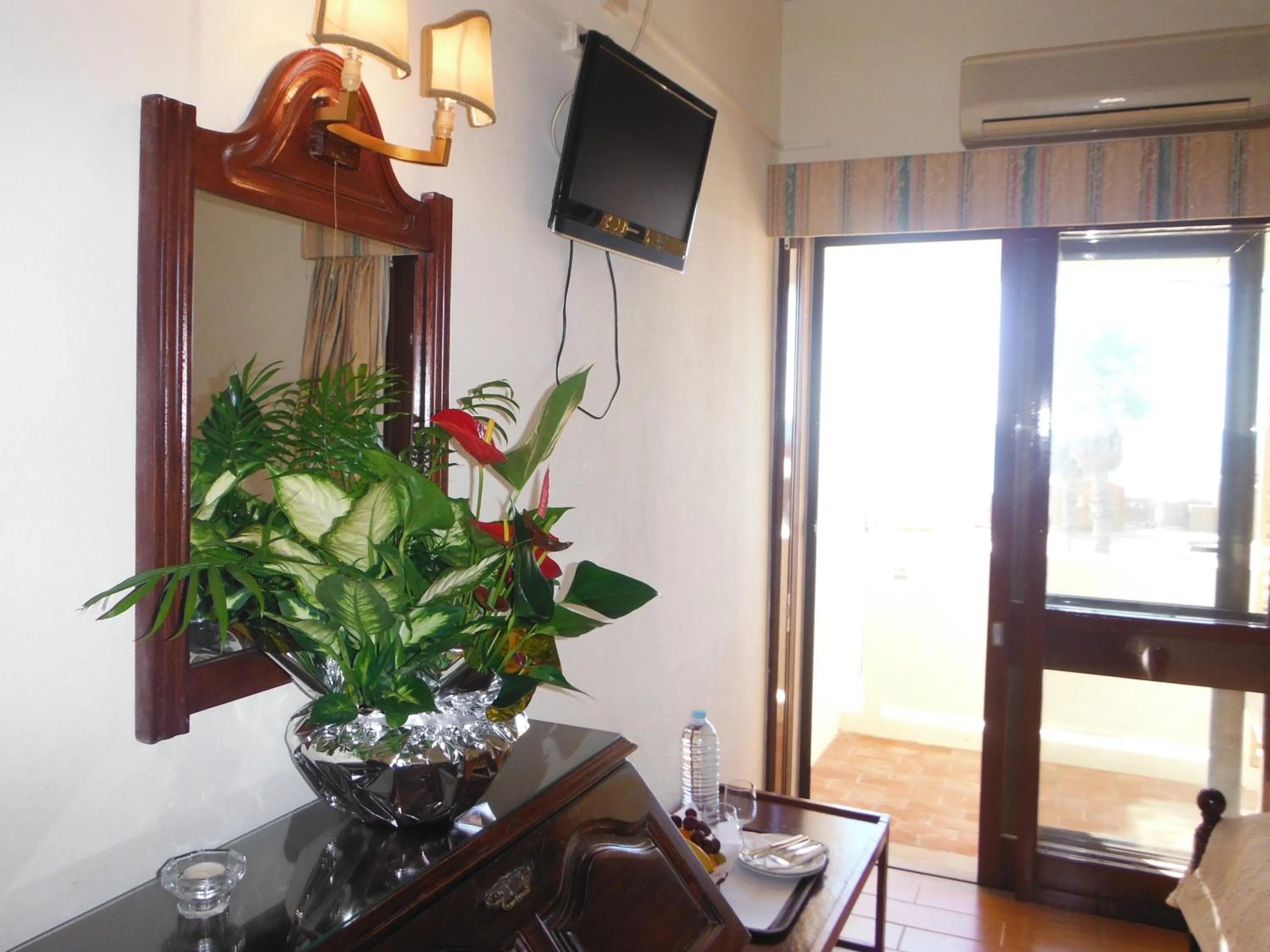 TV and multimedia in Aeromar Beach Hotel