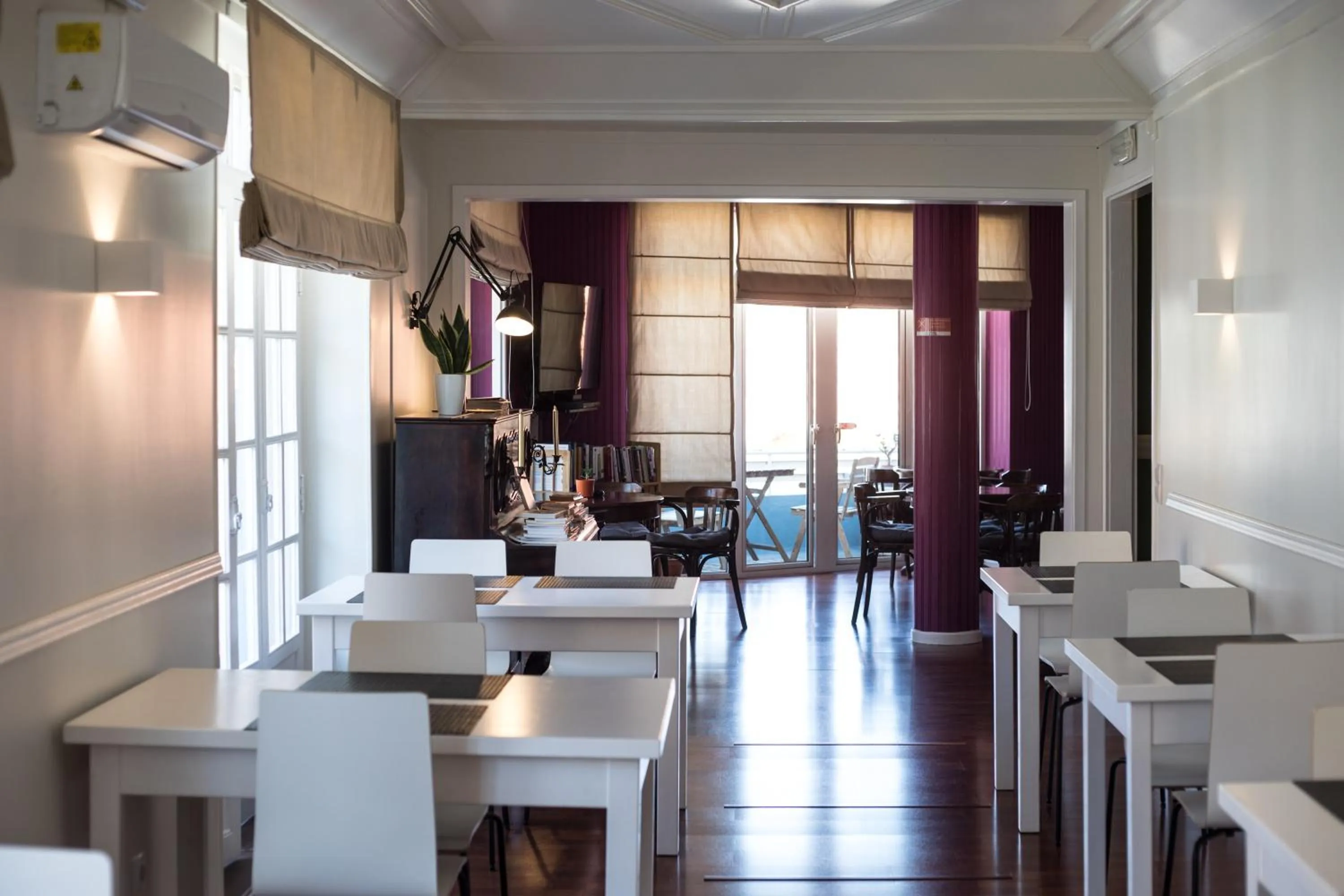 Communal lounge/ TV room in Hotel Leiria Classic