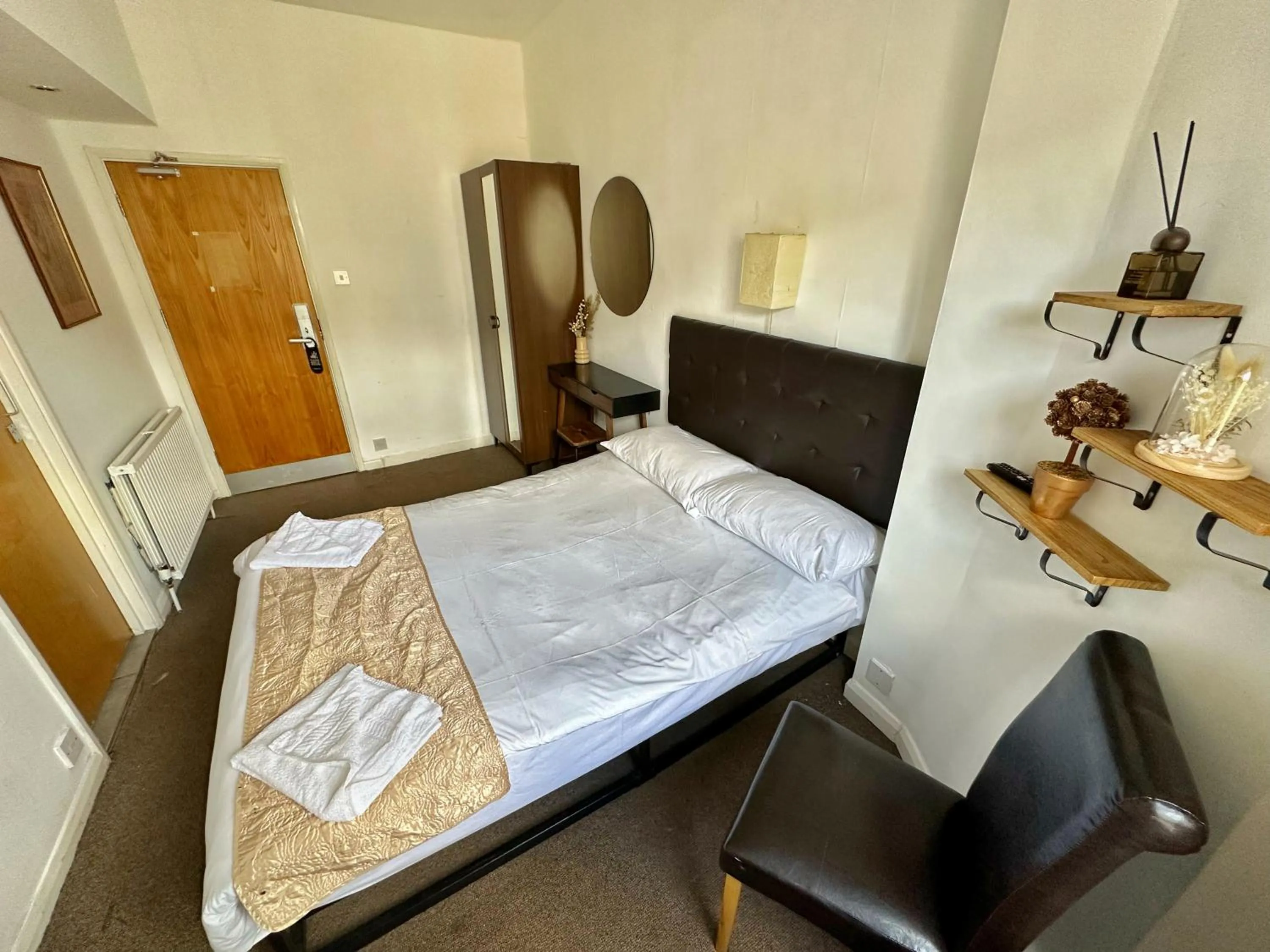 Bedroom, Bed in Somerset Hotel Baker Street London