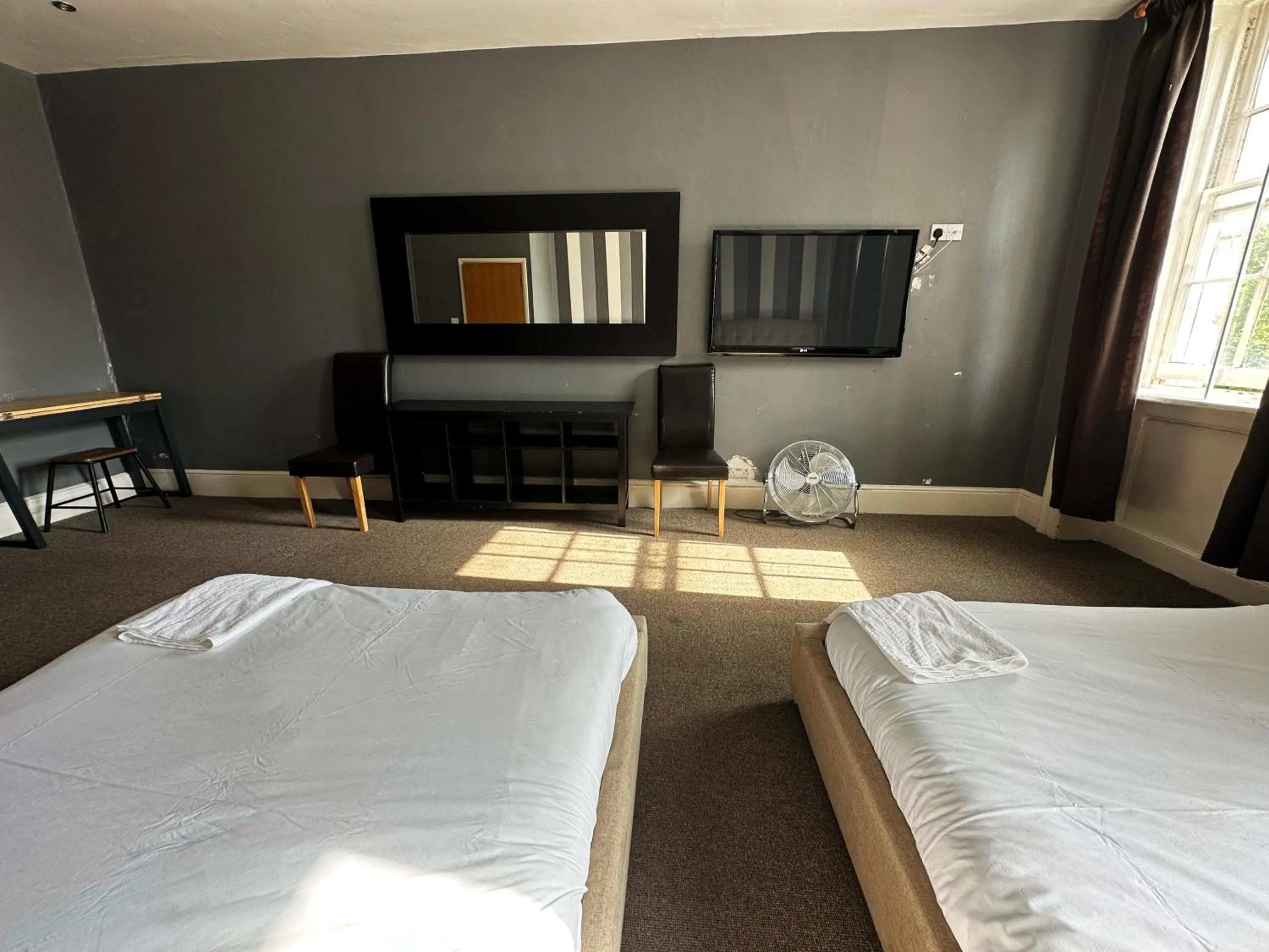 Bedroom, Bed in Somerset Hotel Baker Street London