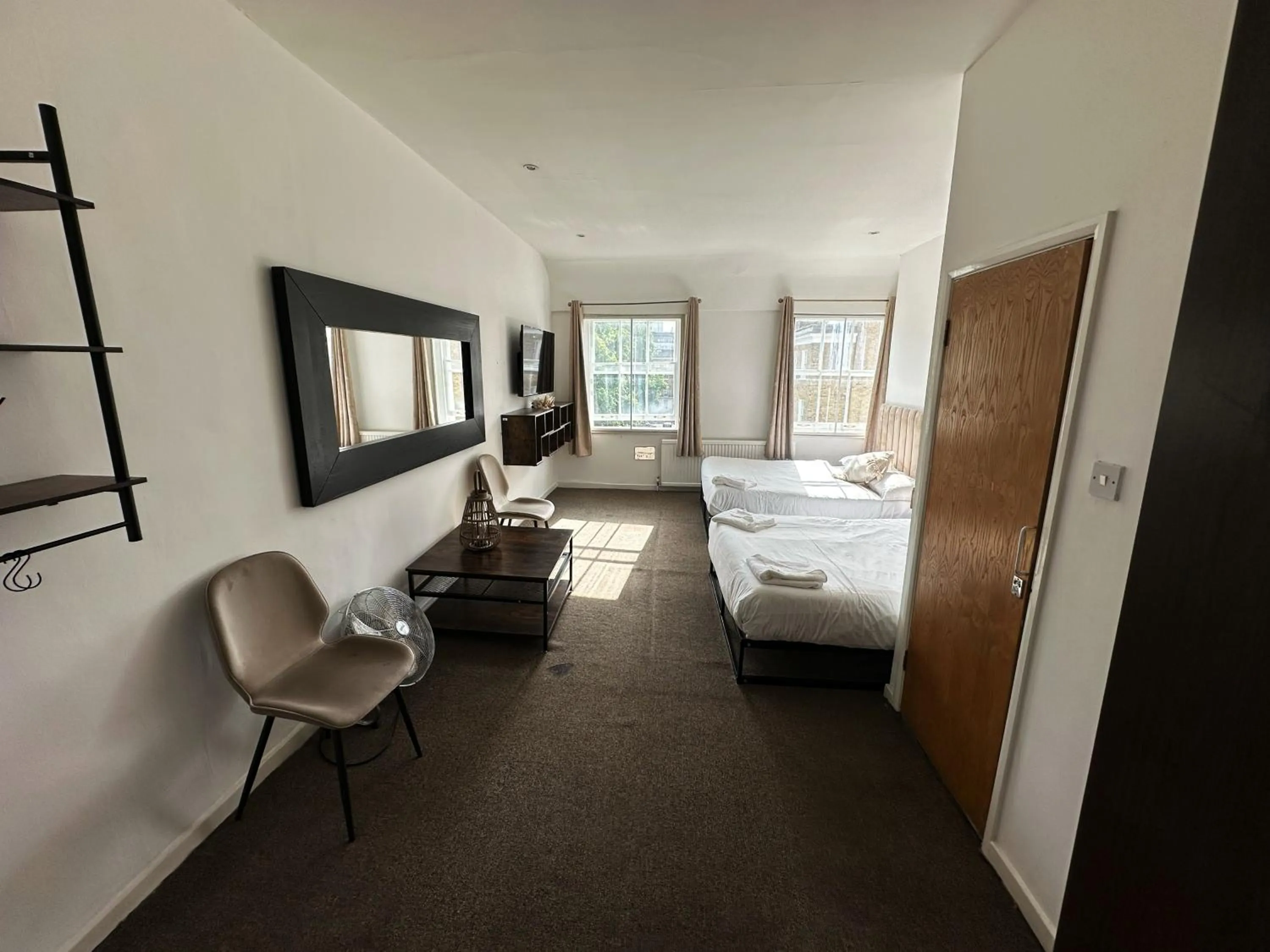 Bedroom, Bed in Somerset Hotel Baker Street London