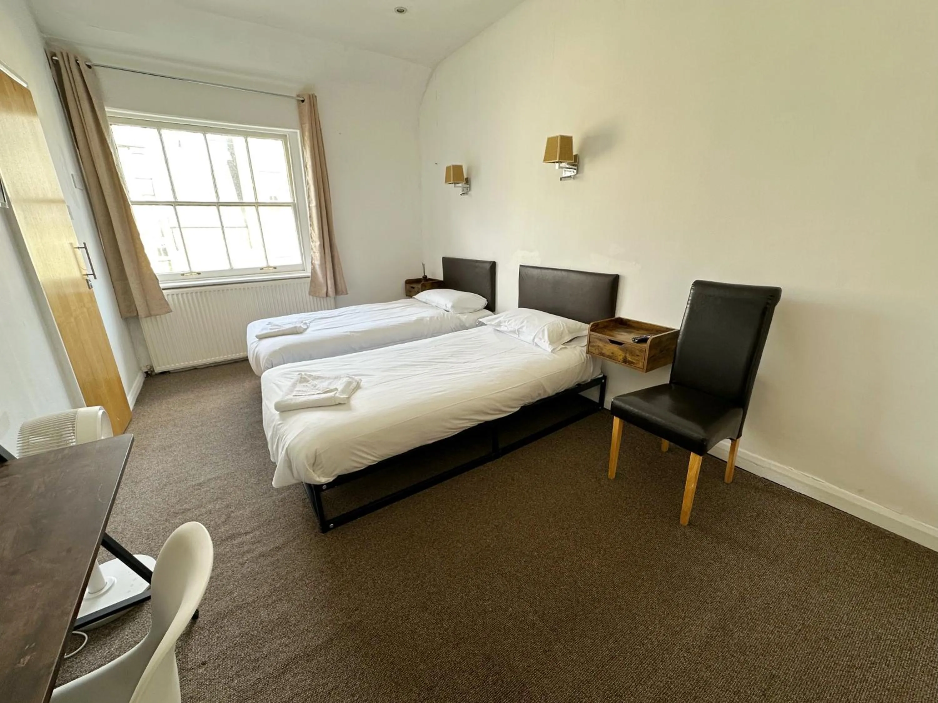Bedroom, Bed in Somerset Hotel Baker Street London