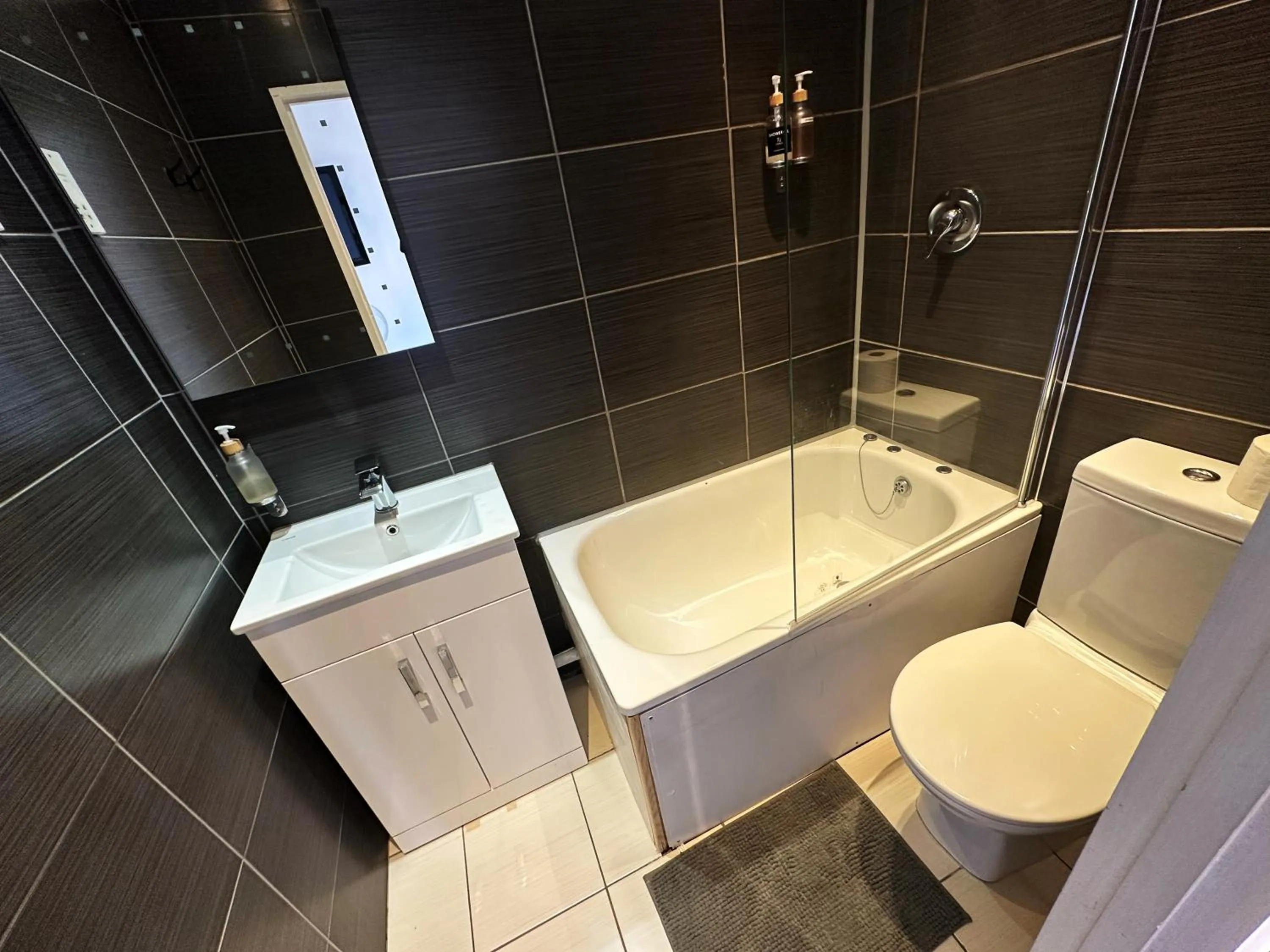 Bathroom in Somerset Hotel Baker Street London