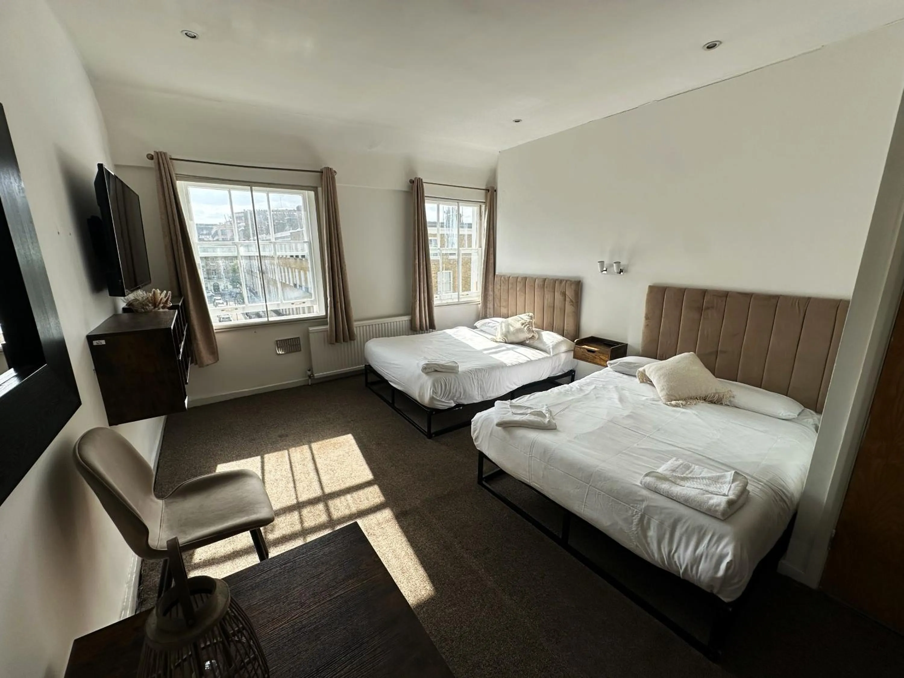 Bedroom, Bed in Somerset Hotel Baker Street London