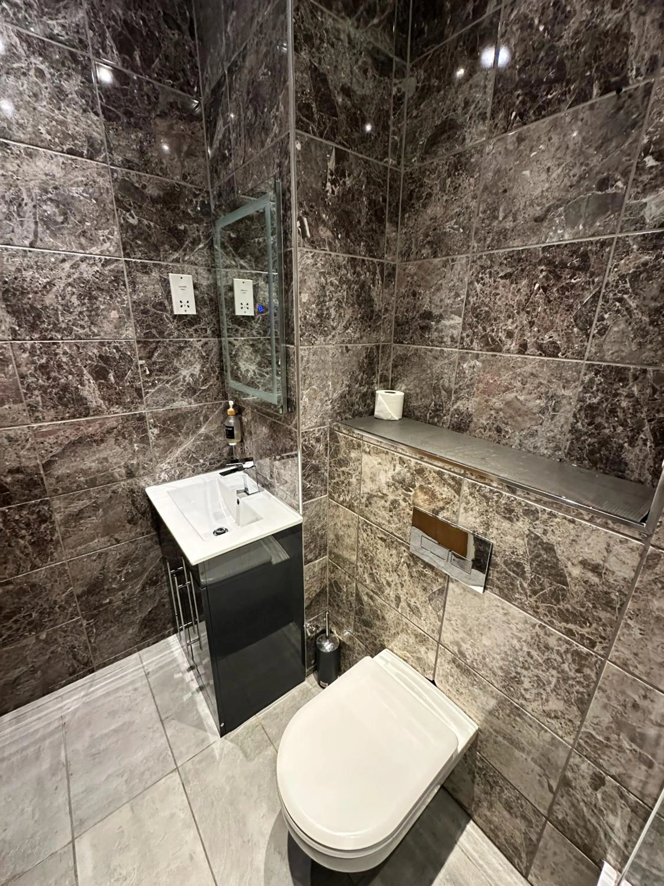 Bathroom in Somerset Hotel Baker Street London