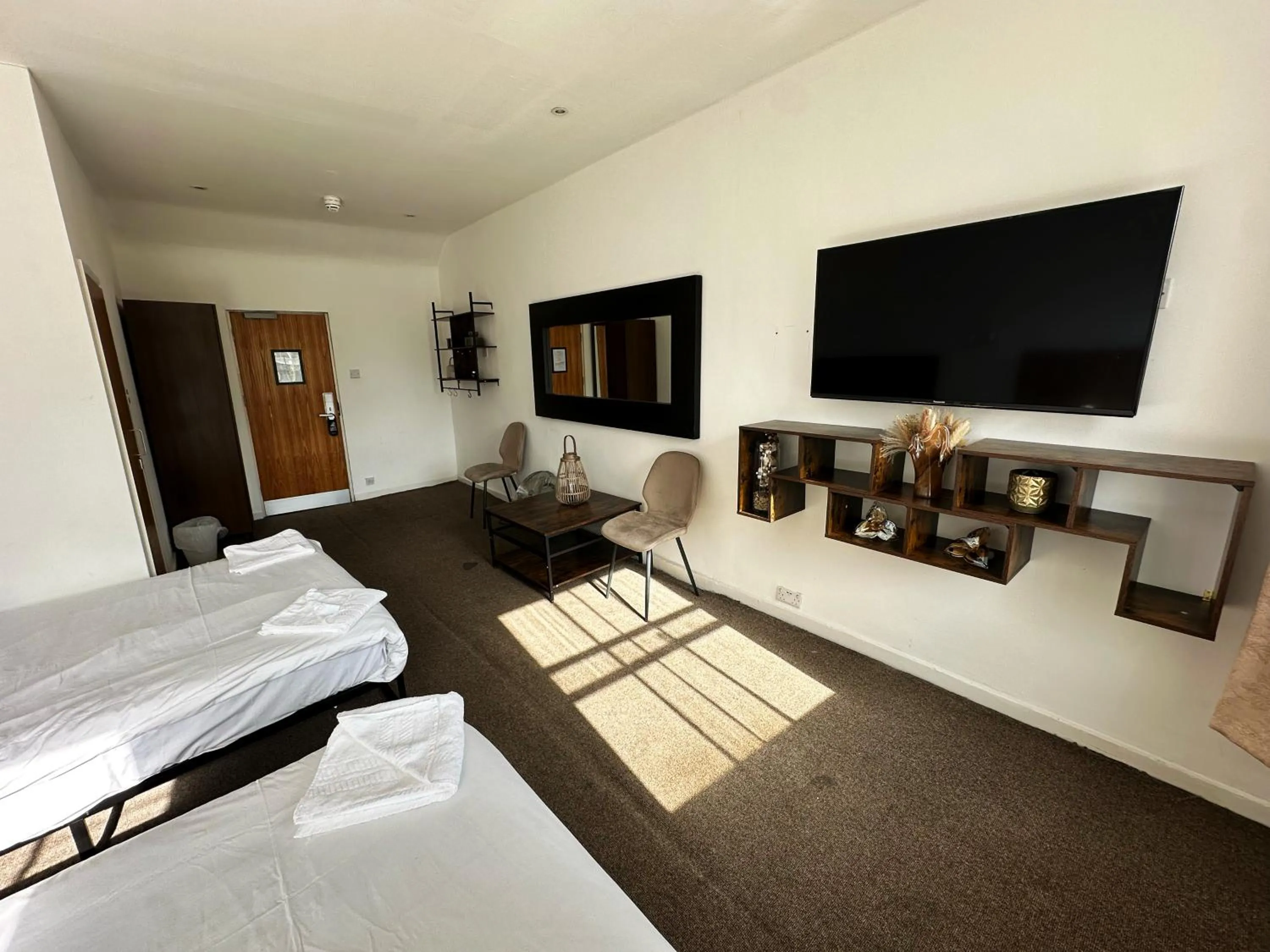 Bedroom, Bed in Somerset Hotel Baker Street London