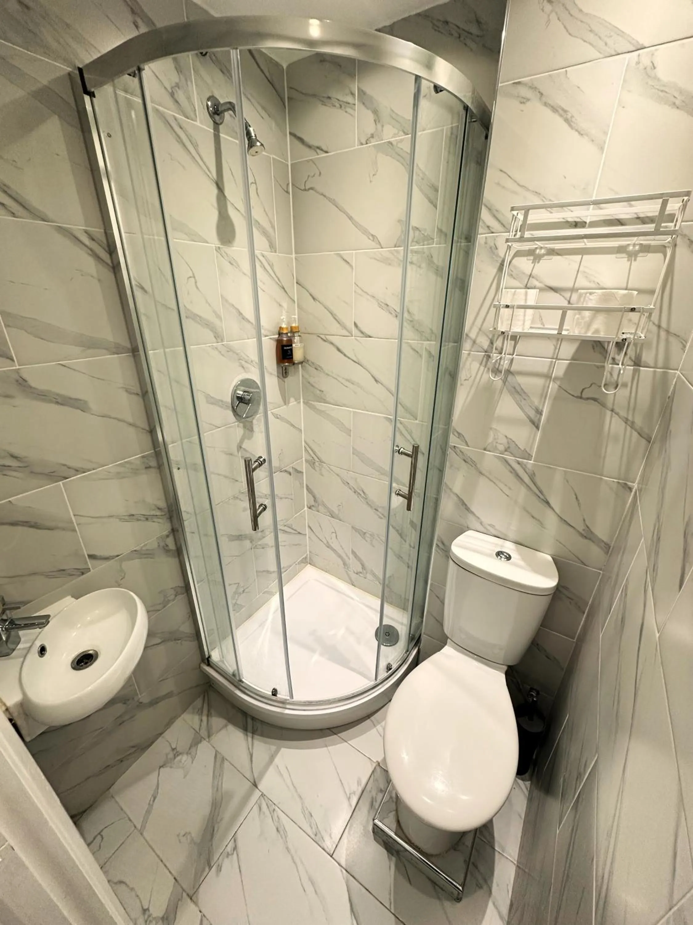 Bathroom in Somerset Hotel Baker Street London