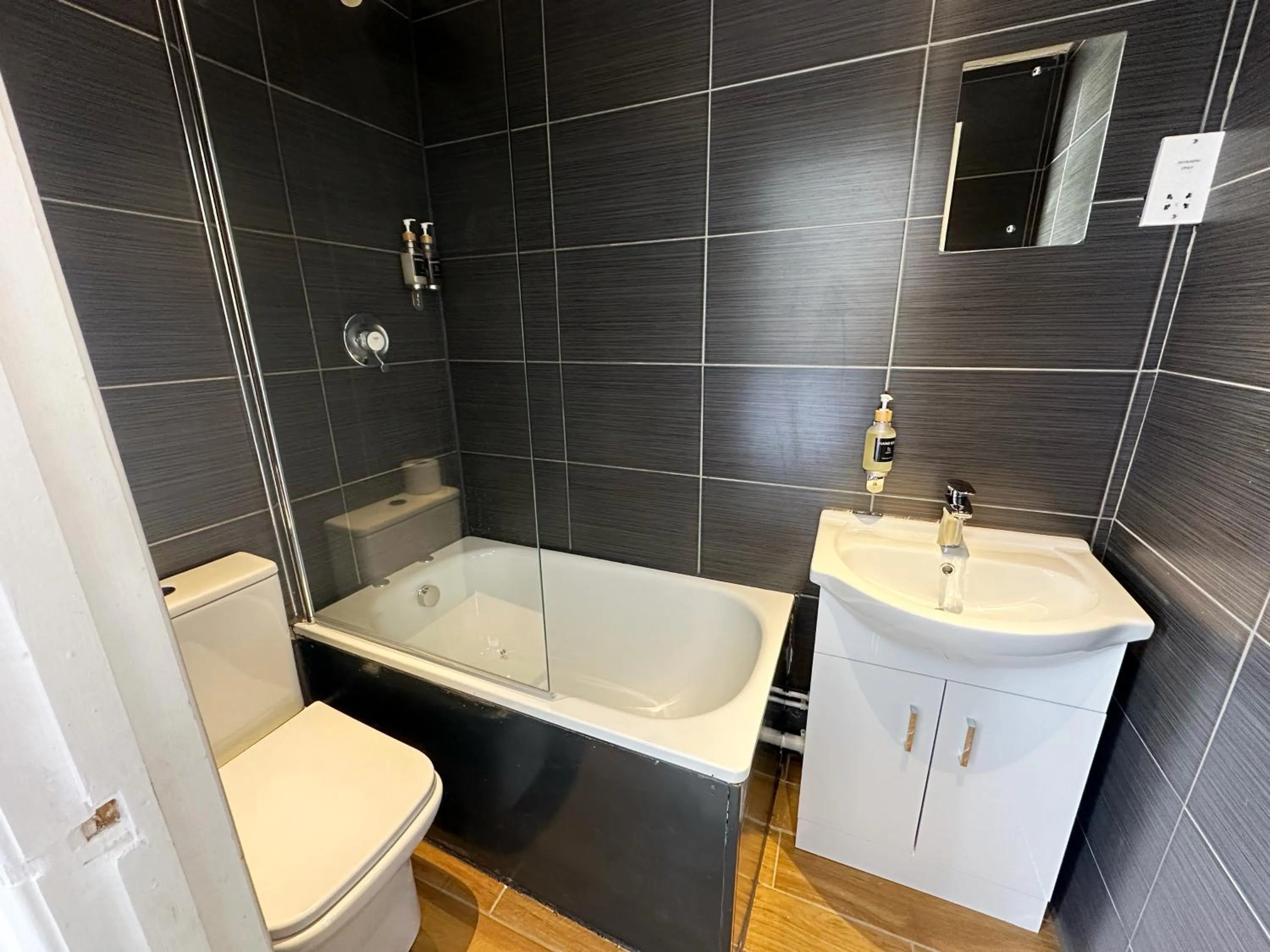 Bathroom in Somerset Hotel Baker Street London