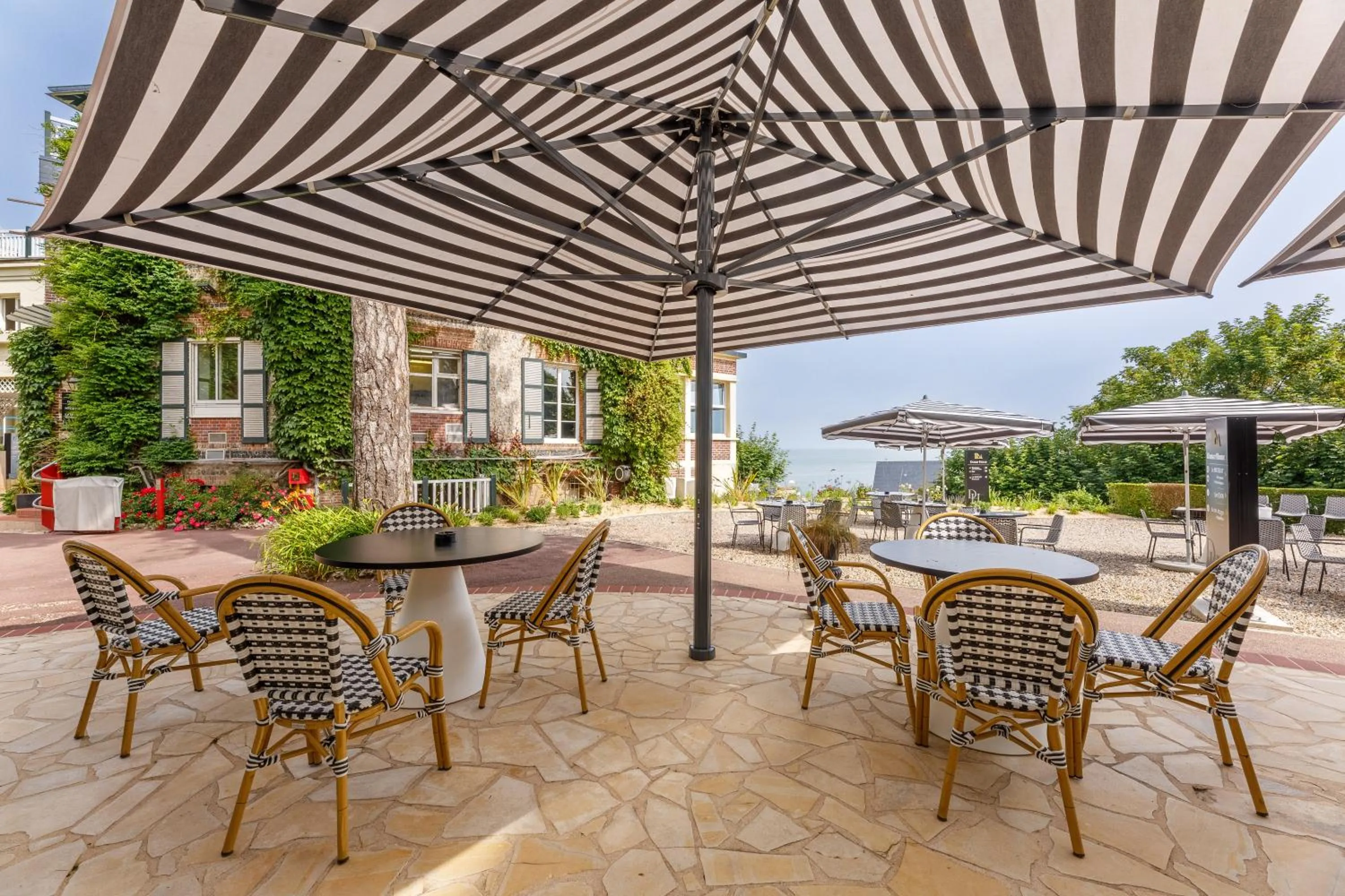 Restaurant/places to eat in Dormy House