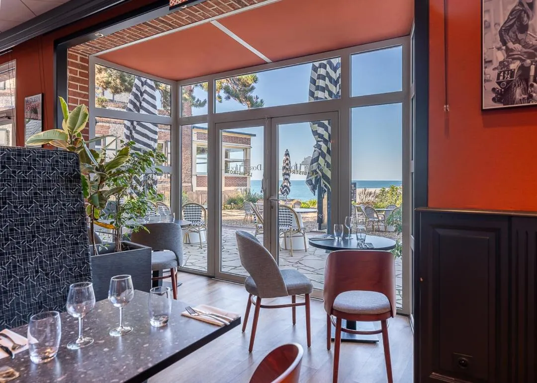 Restaurant/places to eat in Dormy House