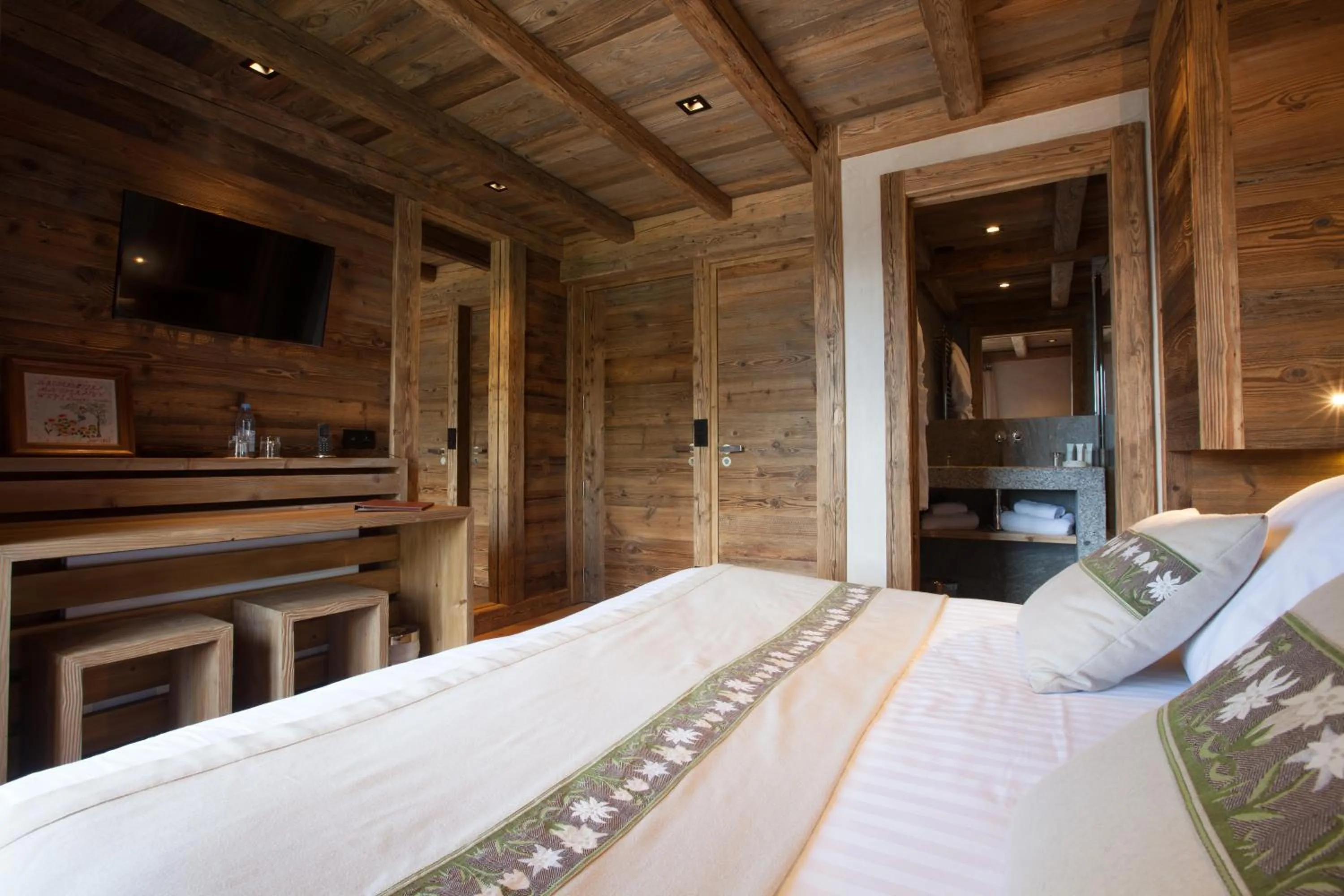 Photo of the whole room, Bed in Au Coin Du Feu