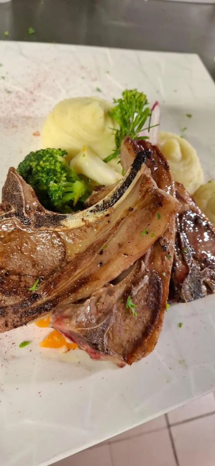 Restaurant/places to eat in Hotel Le Sully