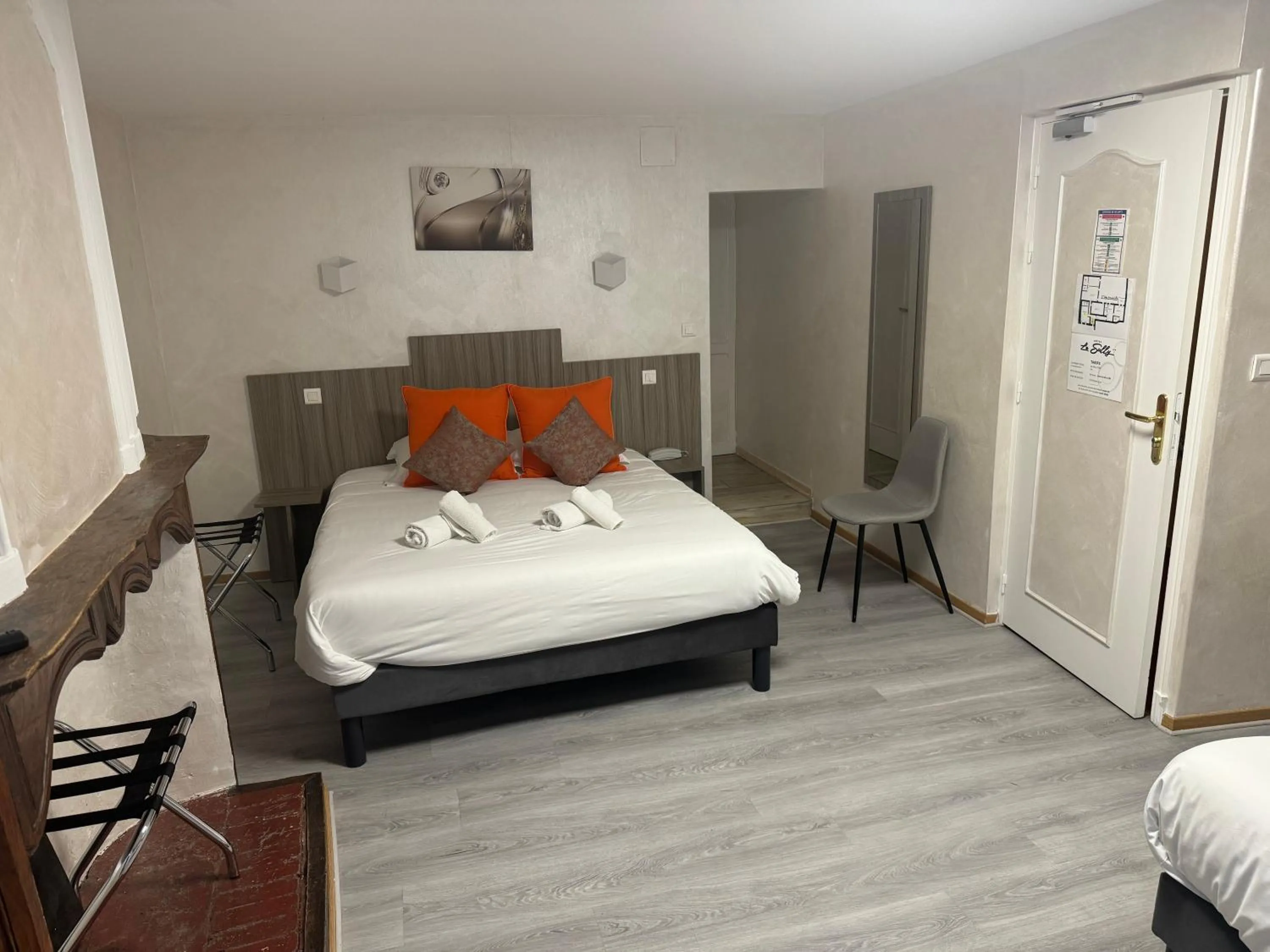 Swimming pool, Bed in Hotel Le Sully