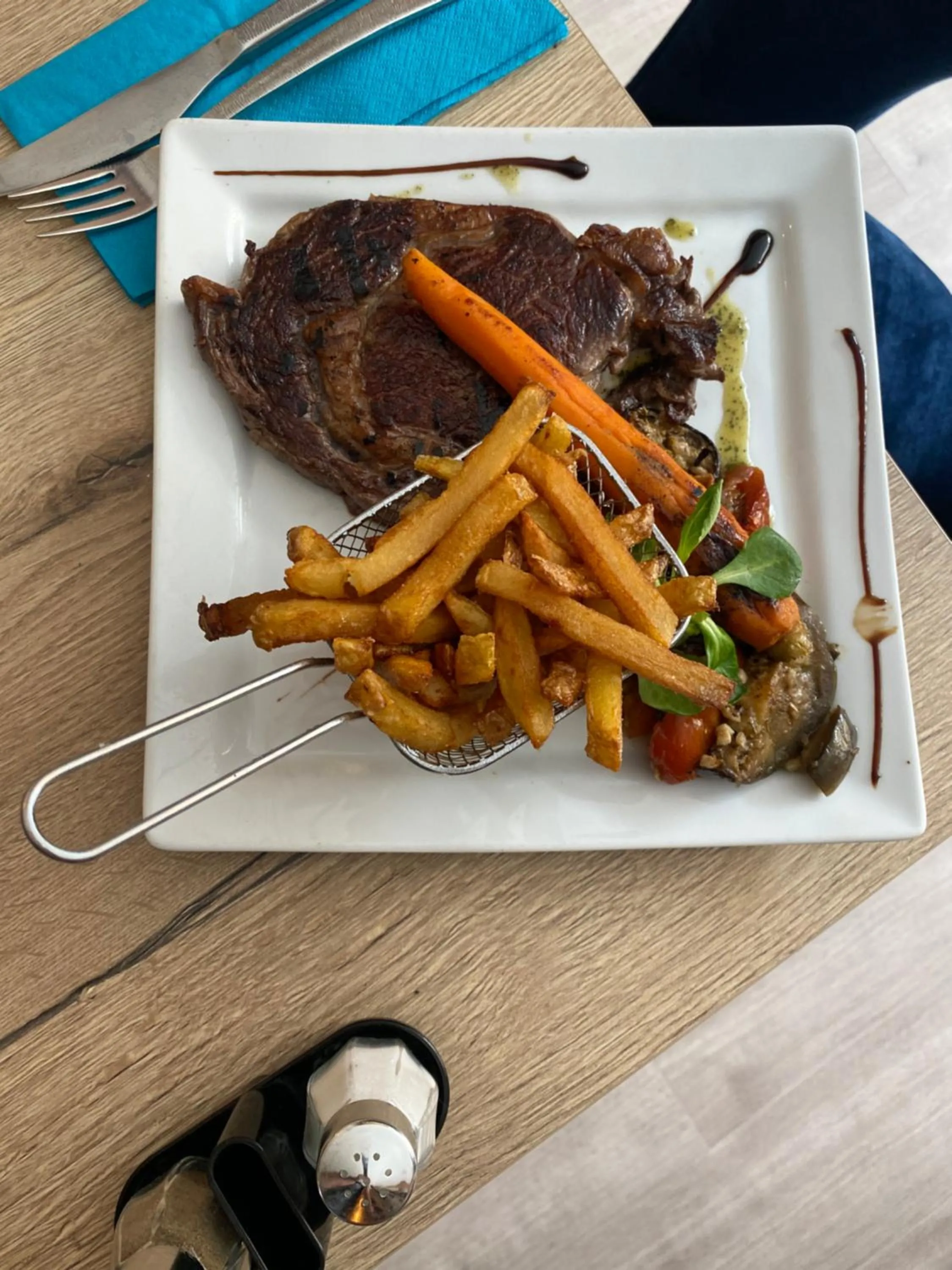 Restaurant/places to eat in Hotel Le Sully