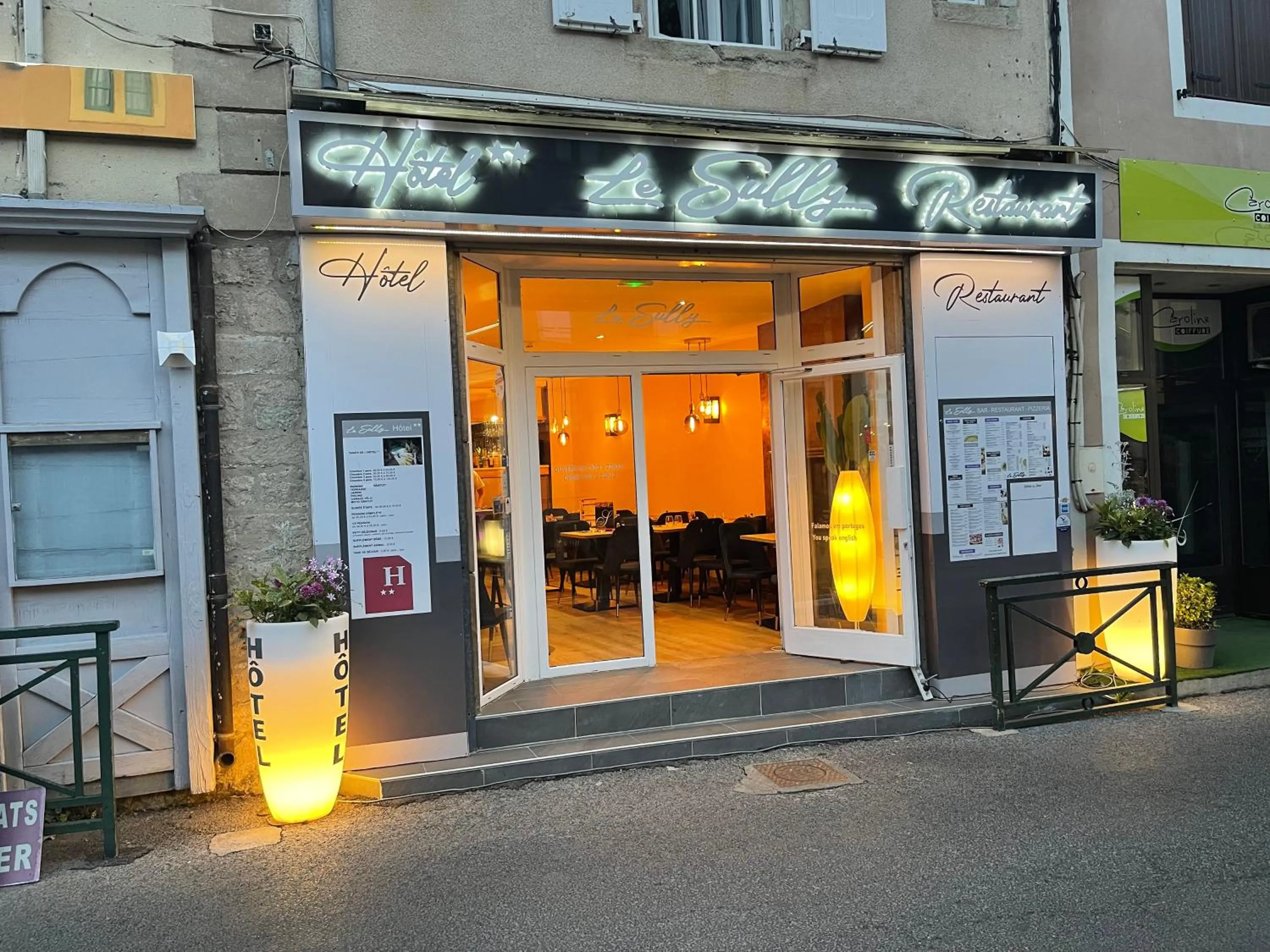 Property building in Hotel Le Sully