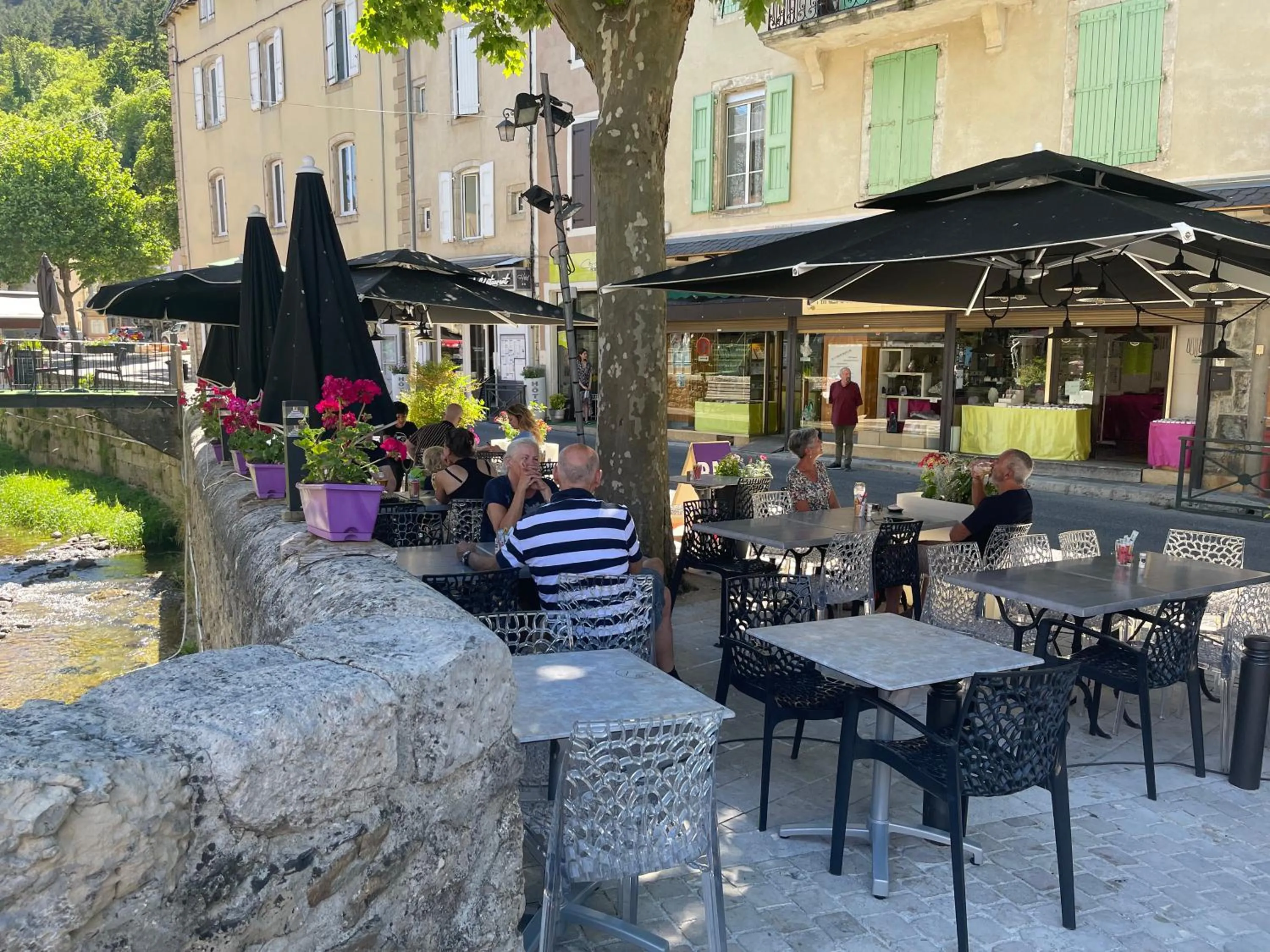 Patio in Hotel Le Sully