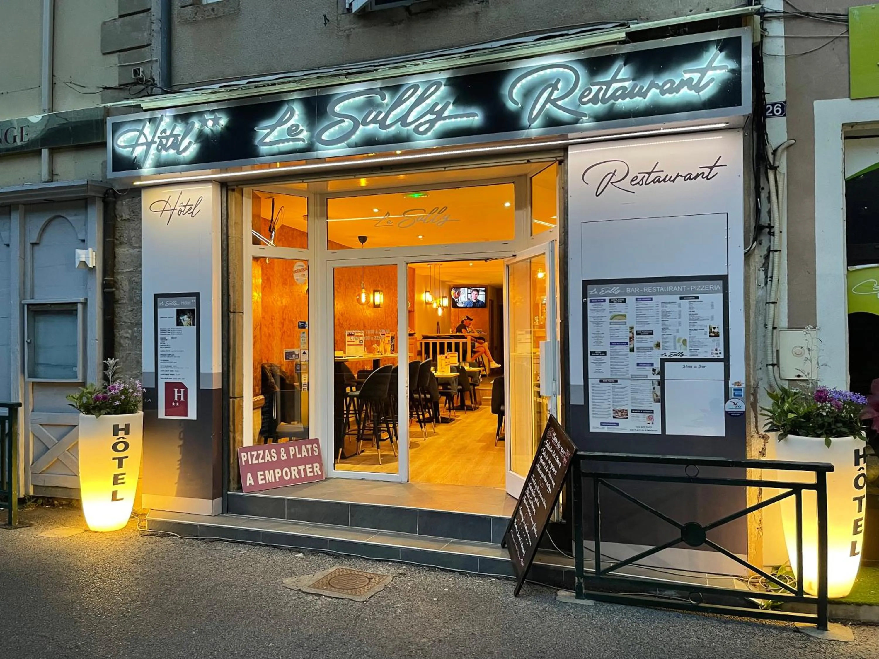 Property building in Hotel Le Sully
