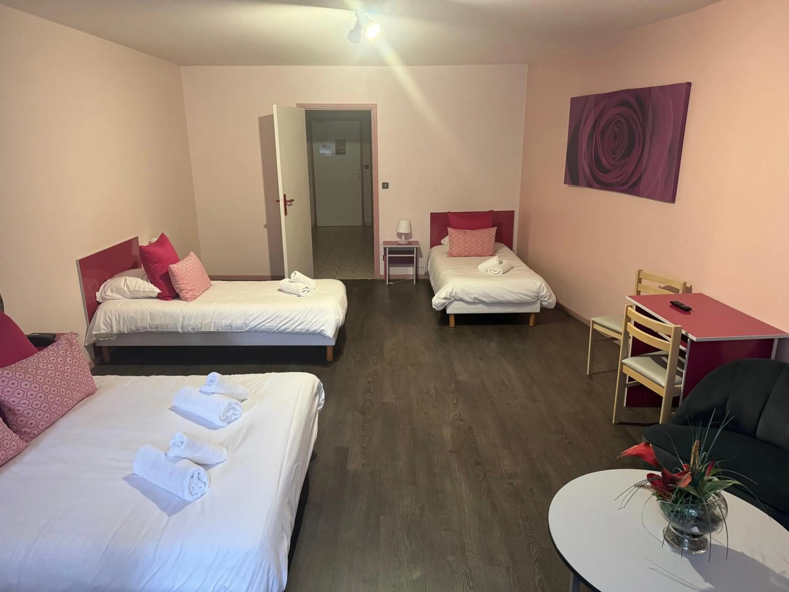 Property building, Bed in Hotel Le Sully
