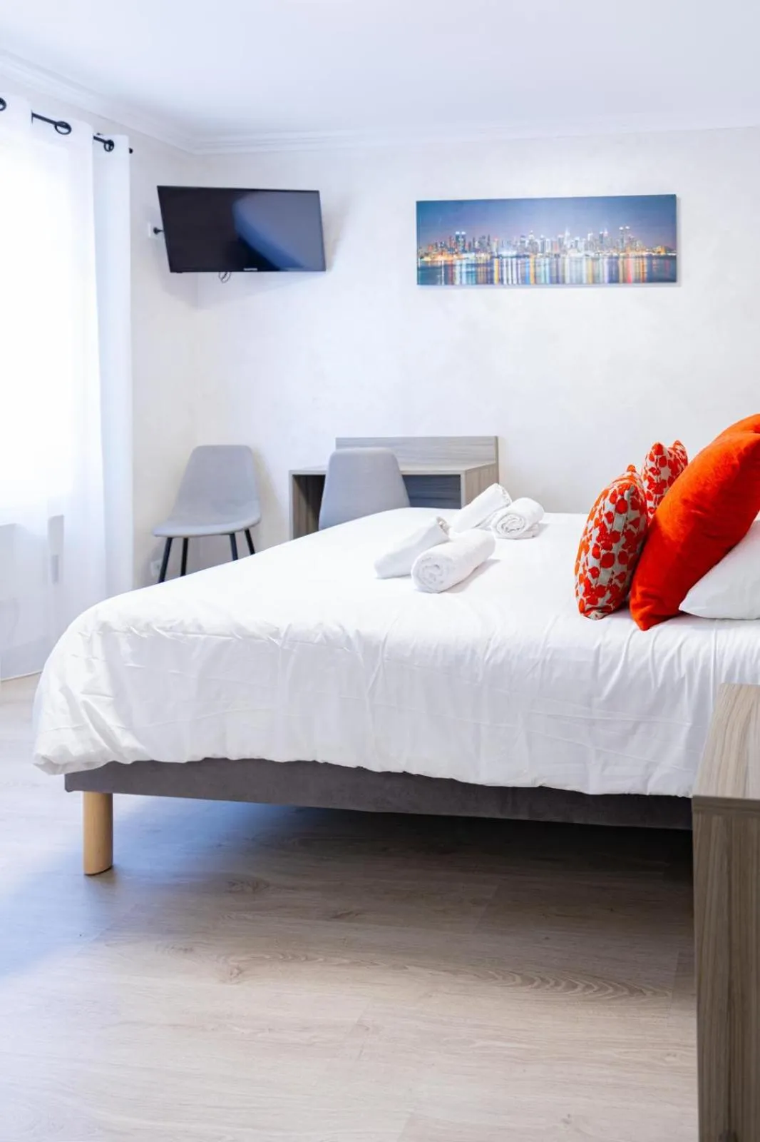 Property building, Bed in Hotel Le Sully