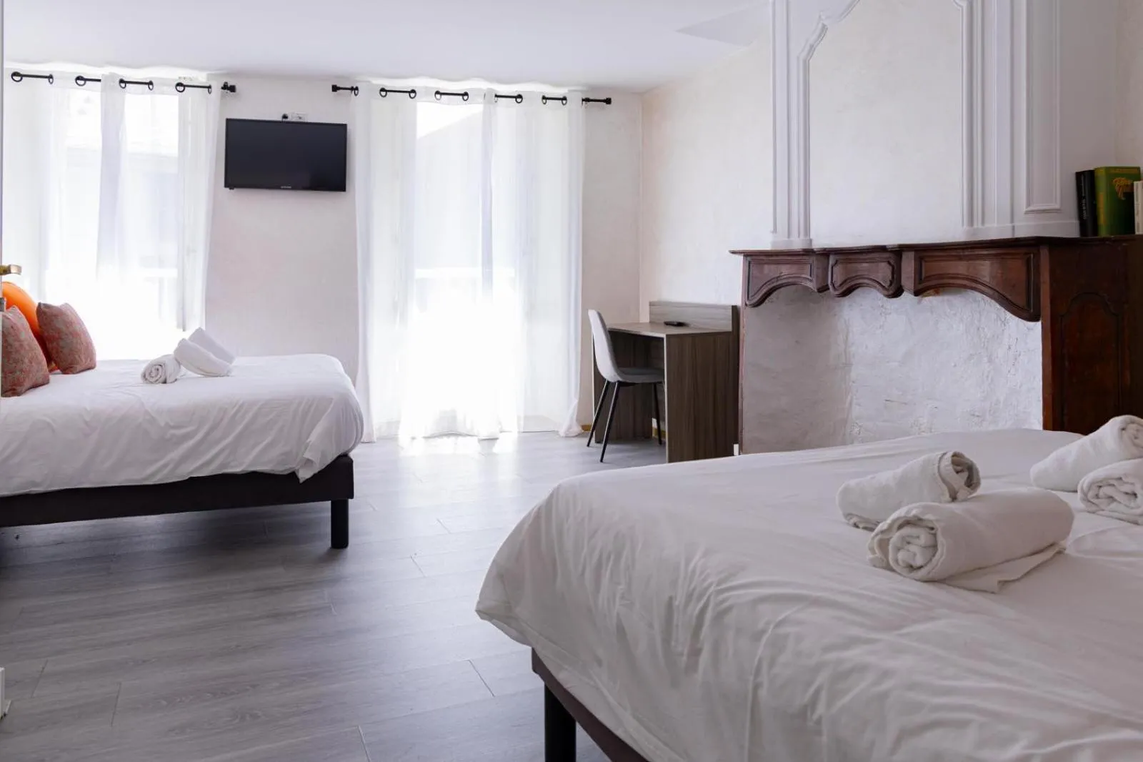 Property building, Bed in Hotel Le Sully
