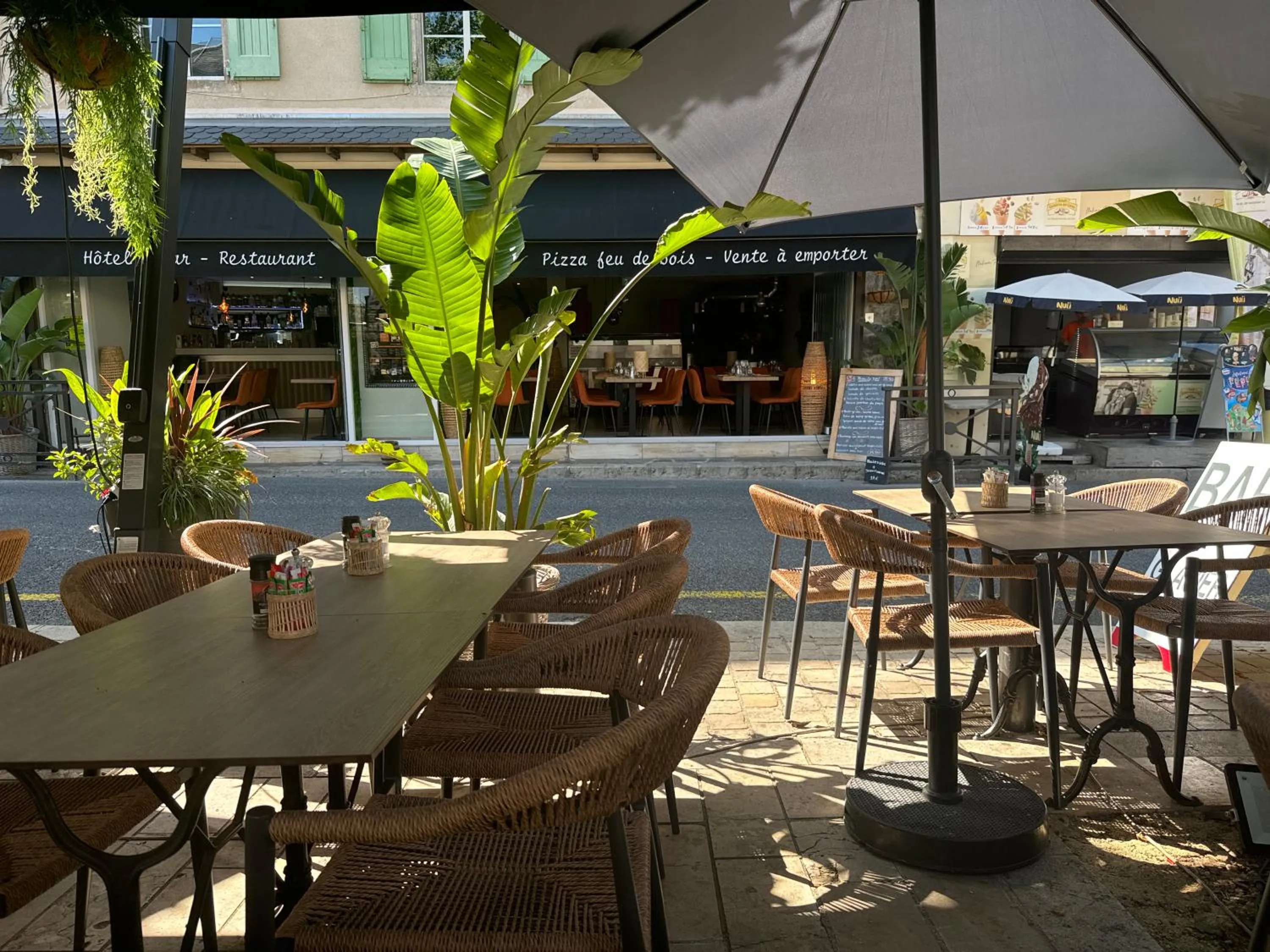 Patio in Hotel Le Sully