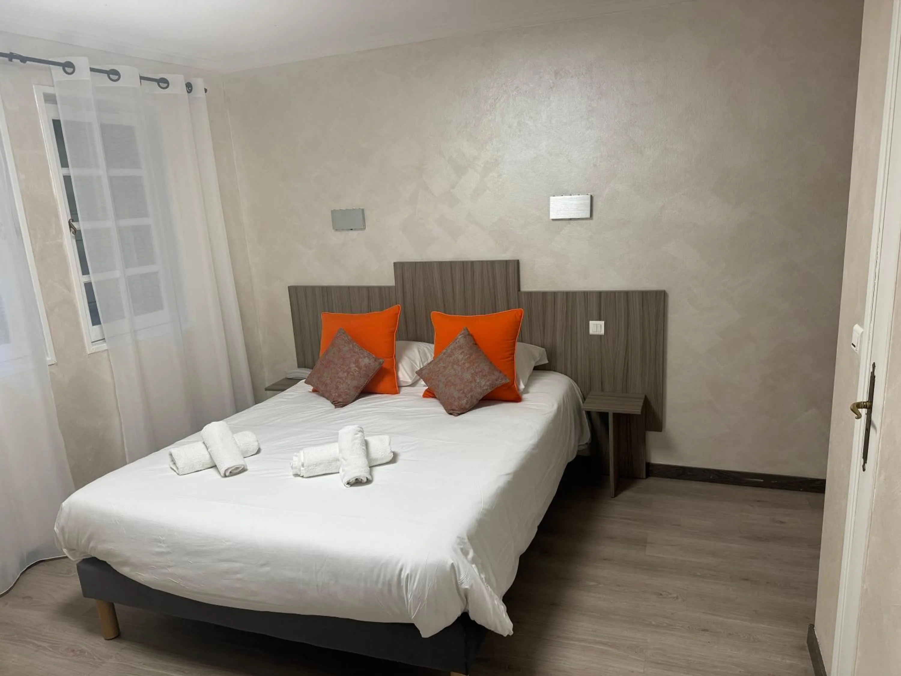 Swimming pool, Bed in Hotel Le Sully